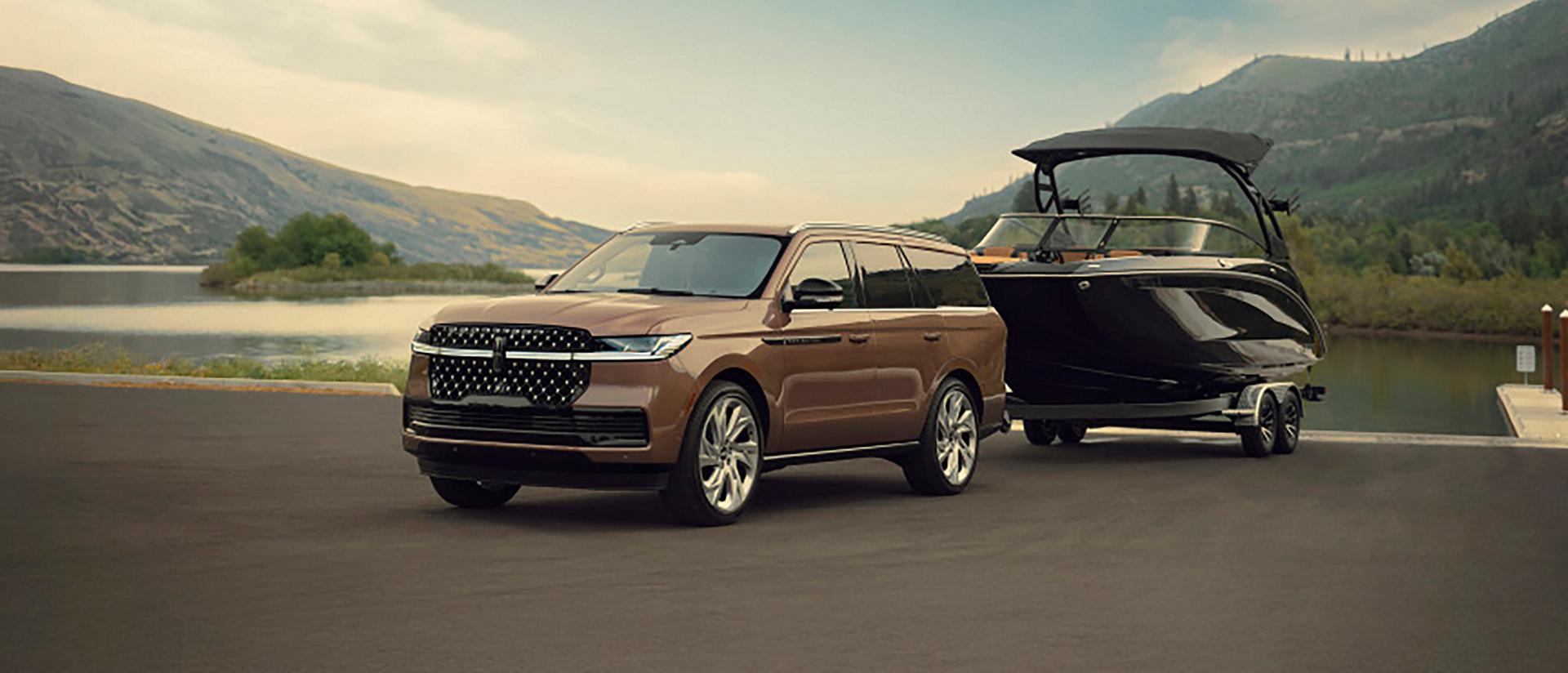 Un VUS Lincoln Navigator® 2026 remorque un grand bateau