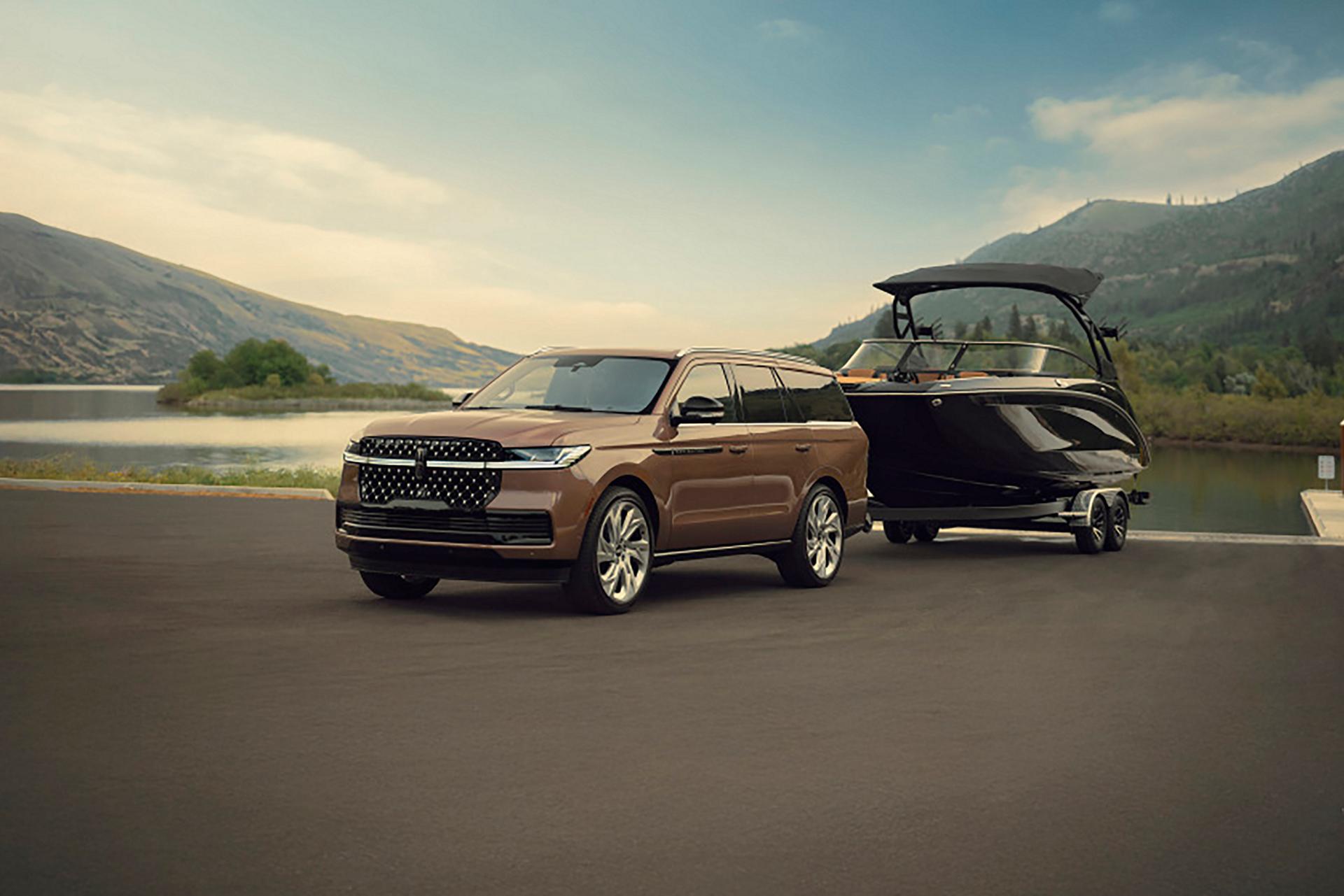 Un VUS Lincoln Navigator® 2026 remorque un grand bateau