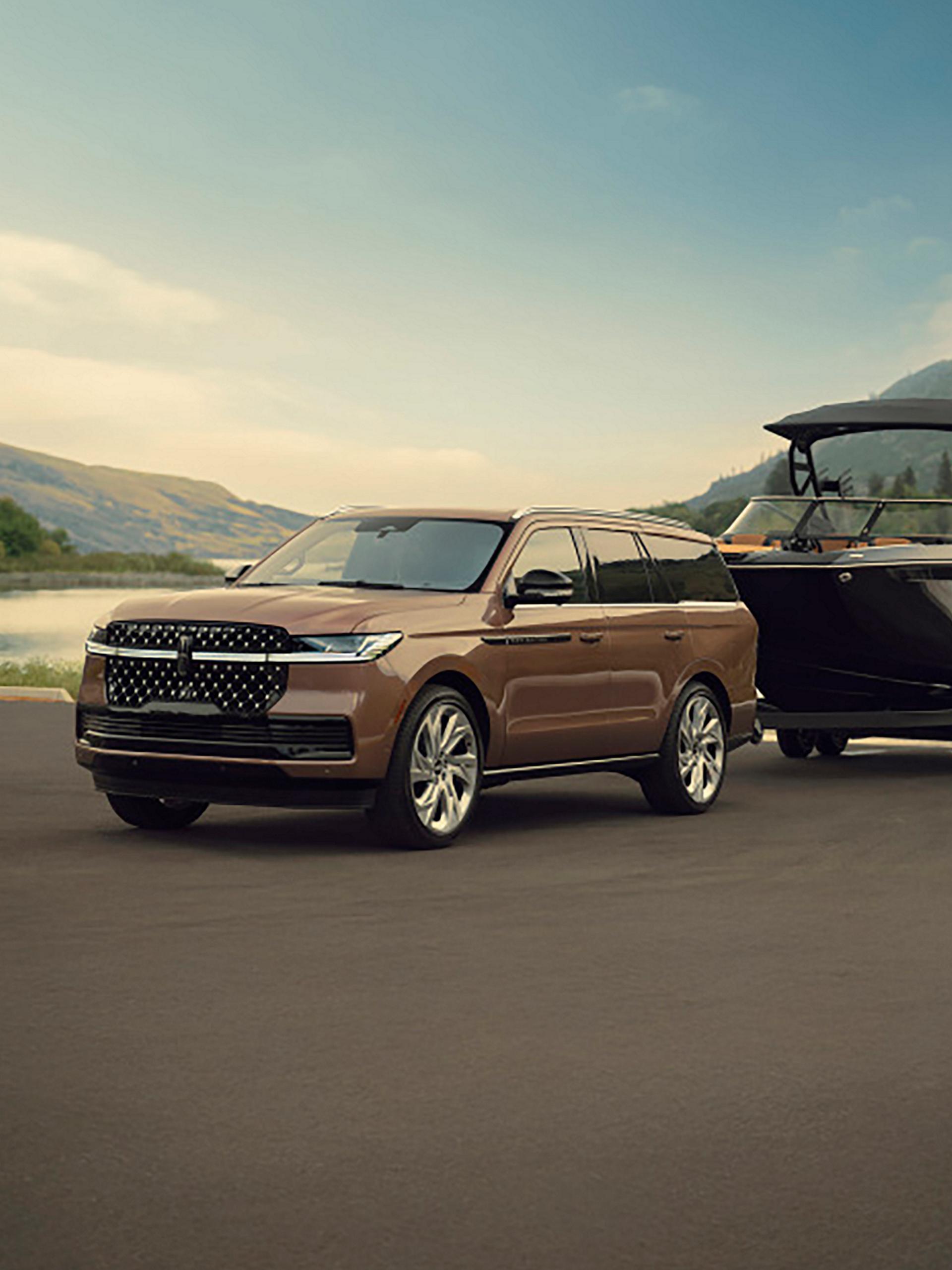 Un VUS Lincoln Navigator® 2026 remorque un grand bateau