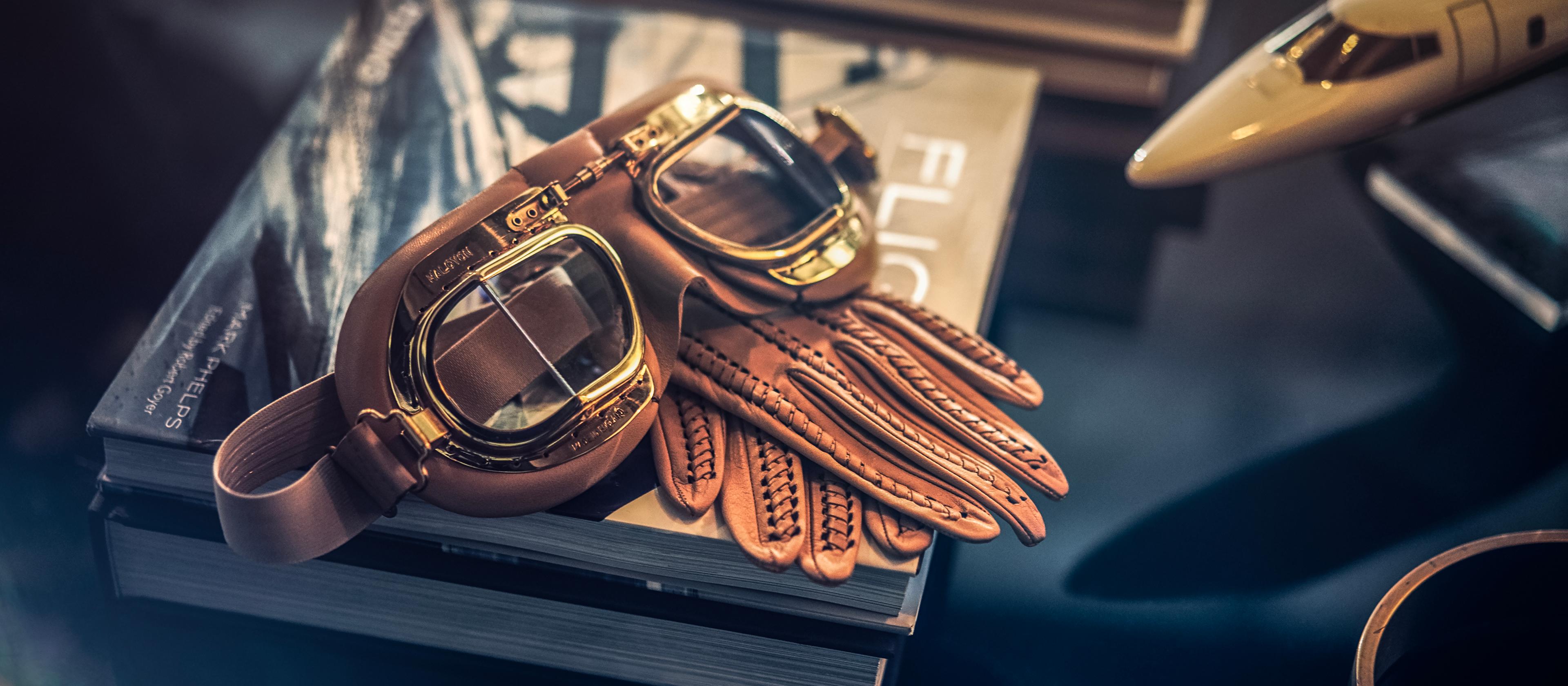 Des lunettes et des gants d’aviation évoquent l’inspiration de la thématique Flight de Lincoln Black Label
