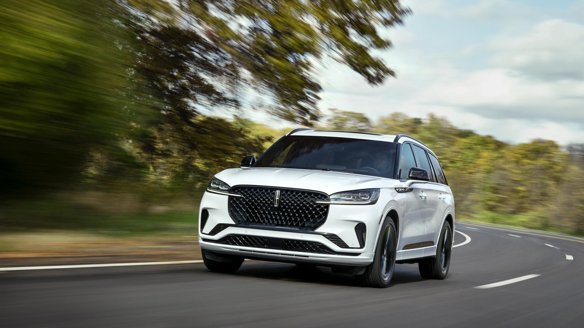 Un VUS Lincoln Aviator® 2026 circulant sur une route de campagne