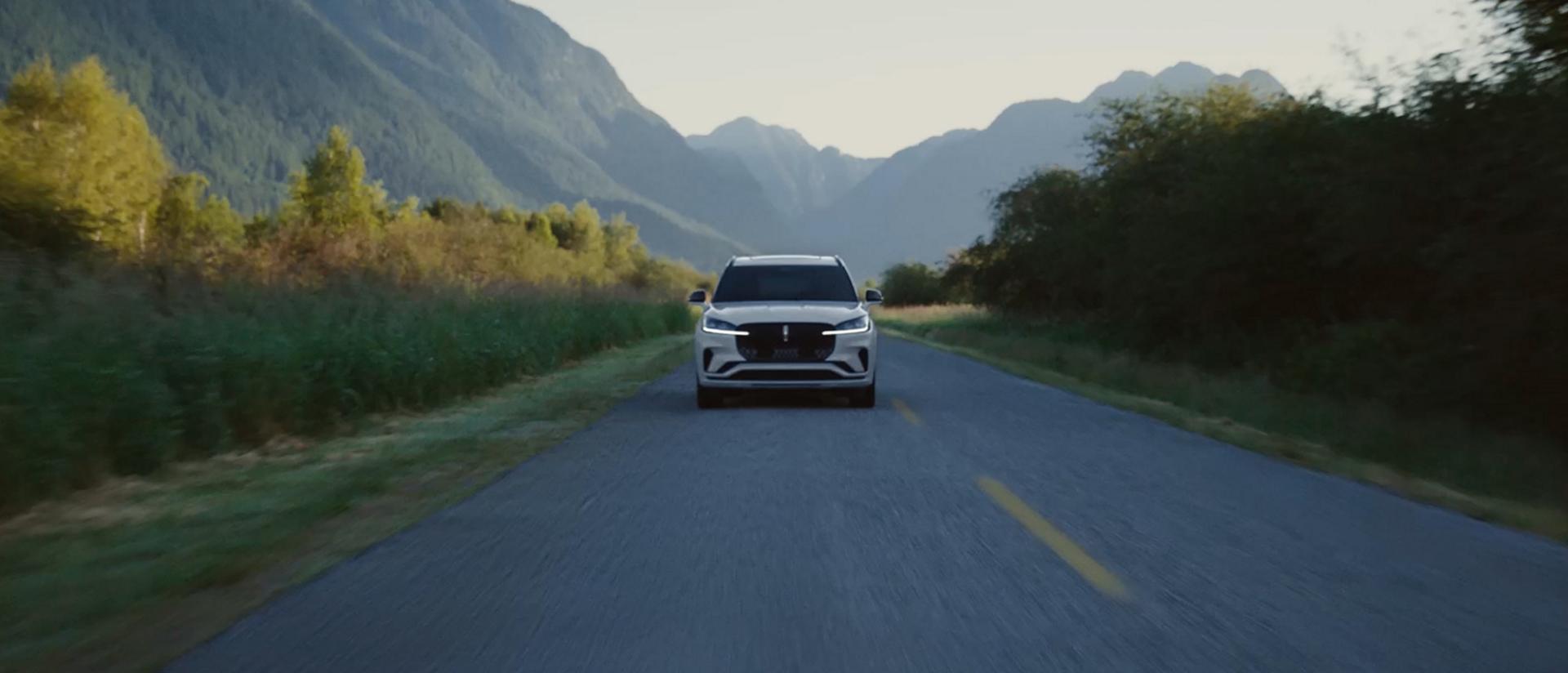 Lincoln Aviator® 2027 circulant sur une route de campagne