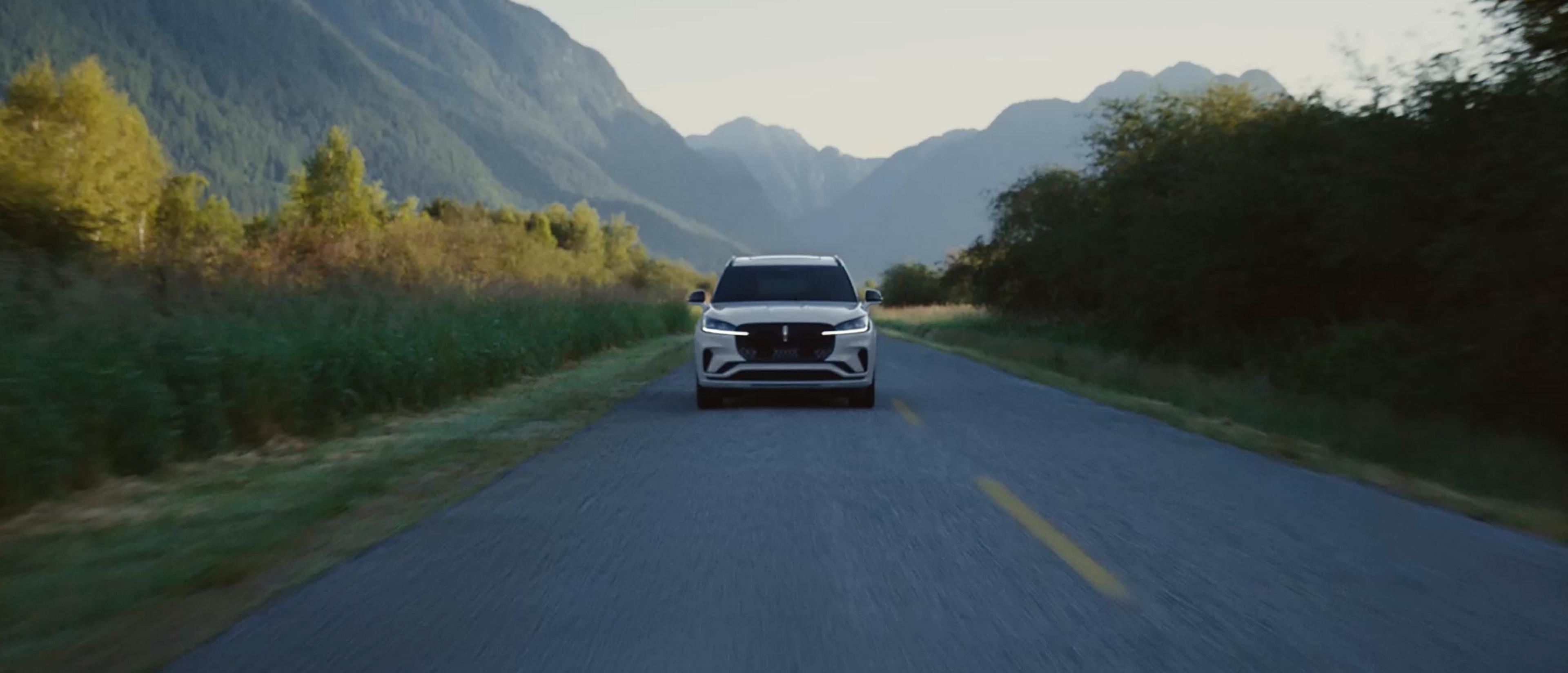 Un VUS Lincoln Aviator® 2027 circulant sur une route de campagne