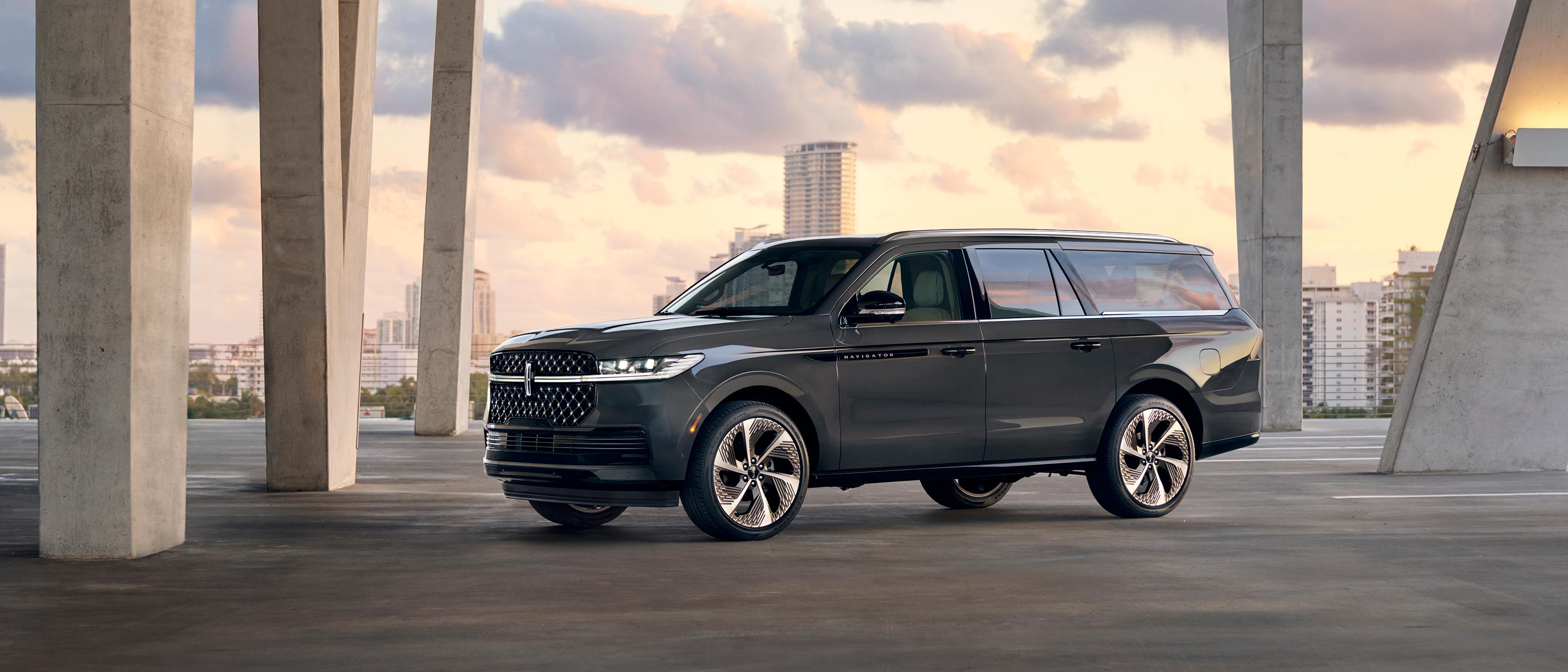 Un VUS Lincoln Navigator® 2026 à empattement long est stationné sur une route bordée d’arbres