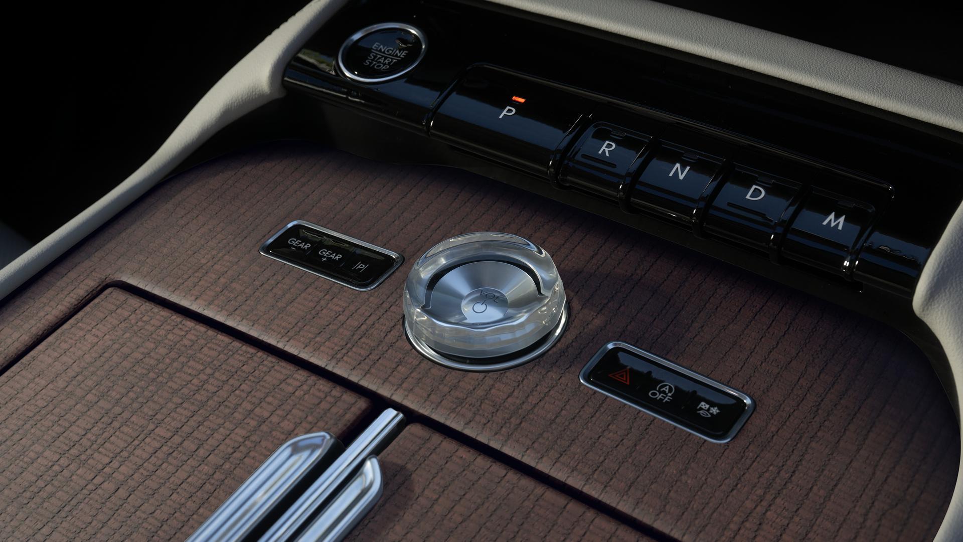 La console centrale d’un VUS Lincoln Navigator® 2027 avec un bouton inspiré du cristal
