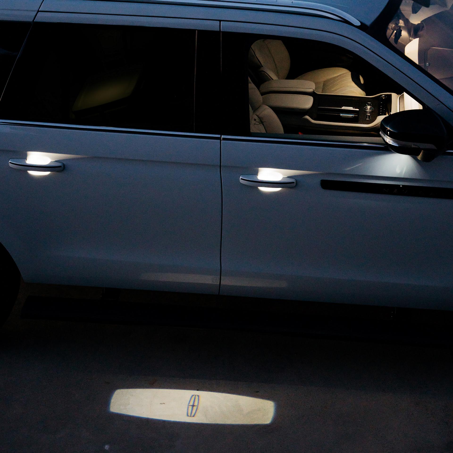 Une femme sort d’un modèle Lincoln Navigator® Black Label™ 2027