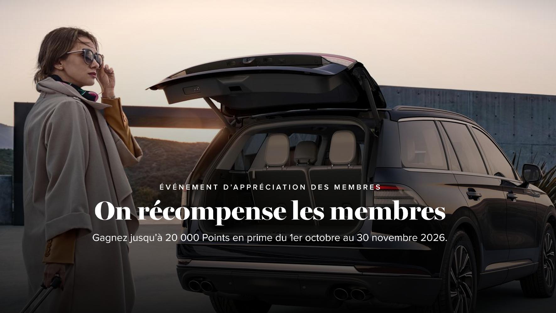 Femme portant des lunettes de soleil debout devant un Lincoln Aviator 2025.  ÉVÉNEMENT D'APPRÉCIATION DES MEMBRES On récompense les membres Gagnez jusqu’à 20 000 Points en prime du 1er octobre au 30 novembre.