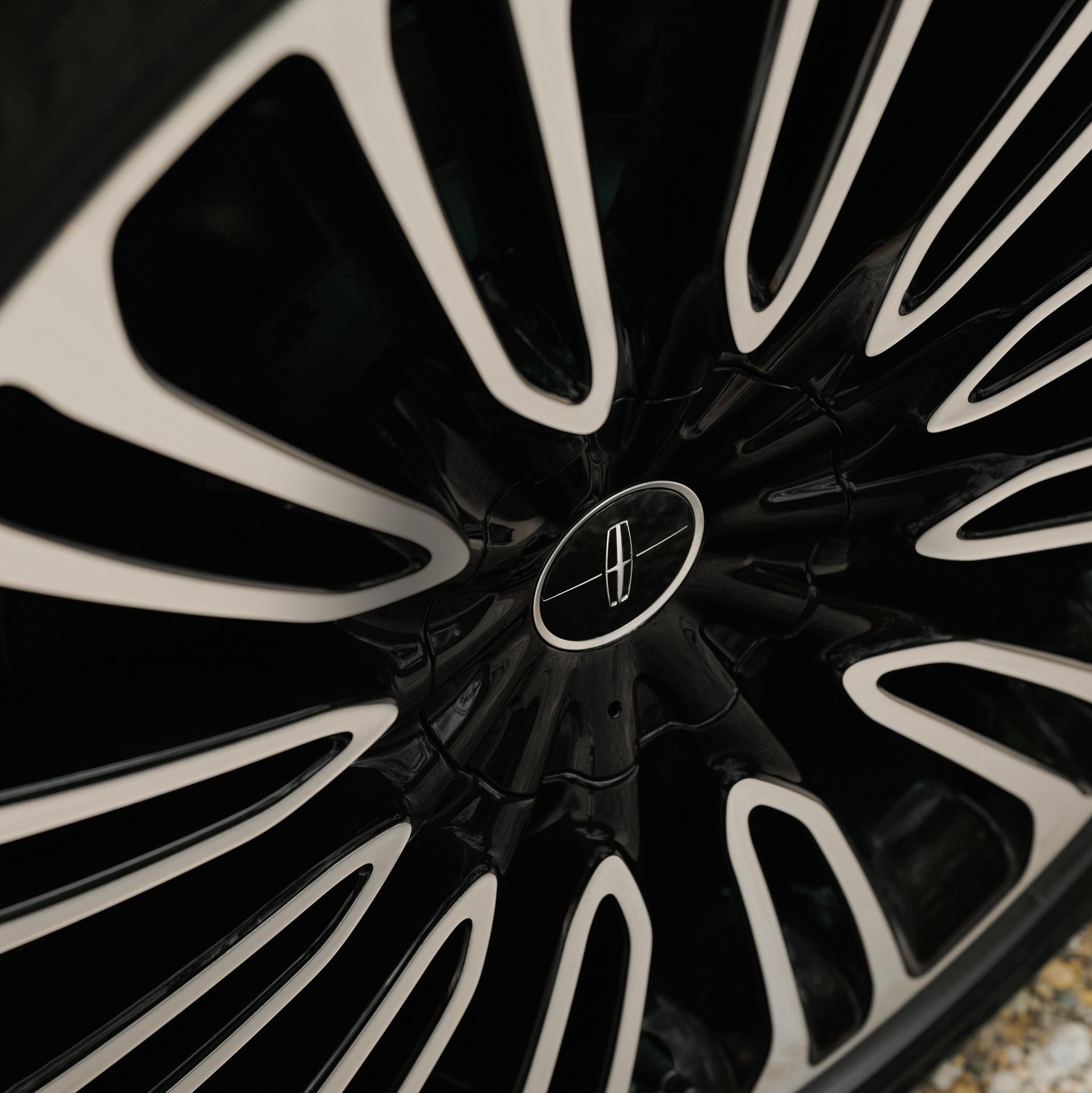 La jante usinée brillante de 22 po d’un Lincoln Aviator® Black Label™ 2027