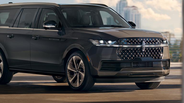 L’extérieur avant d’un VUS Lincoln Navigator® 2027 met en valeur des détails exclusifs en cuivre rayonnant