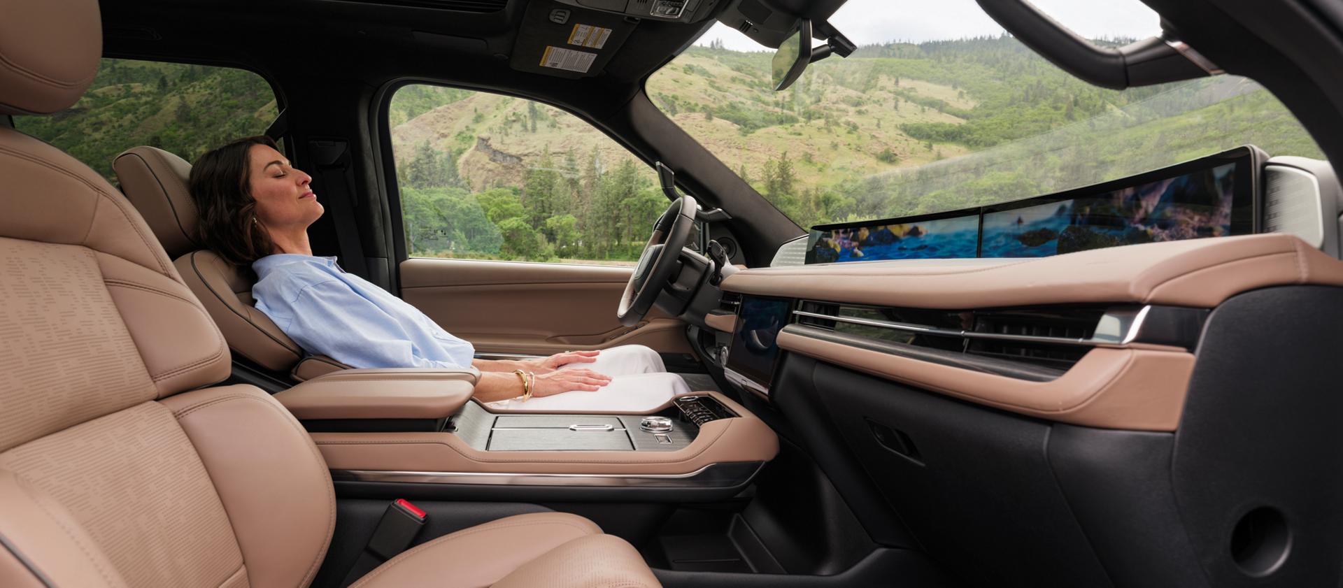  Une femme s’allonge dans un Lincoln Black Label Navigator 2026 tandis que la thématique Elements Rejuvenate joue à l’écran.