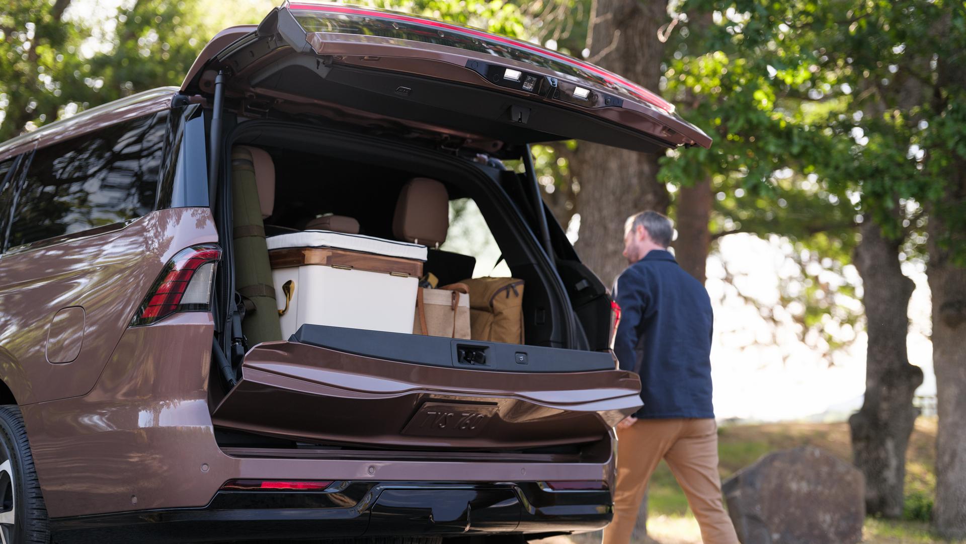 Un homme marche à côté d'un Lincoln Navigator 2026, dont on peut voir le hayon.