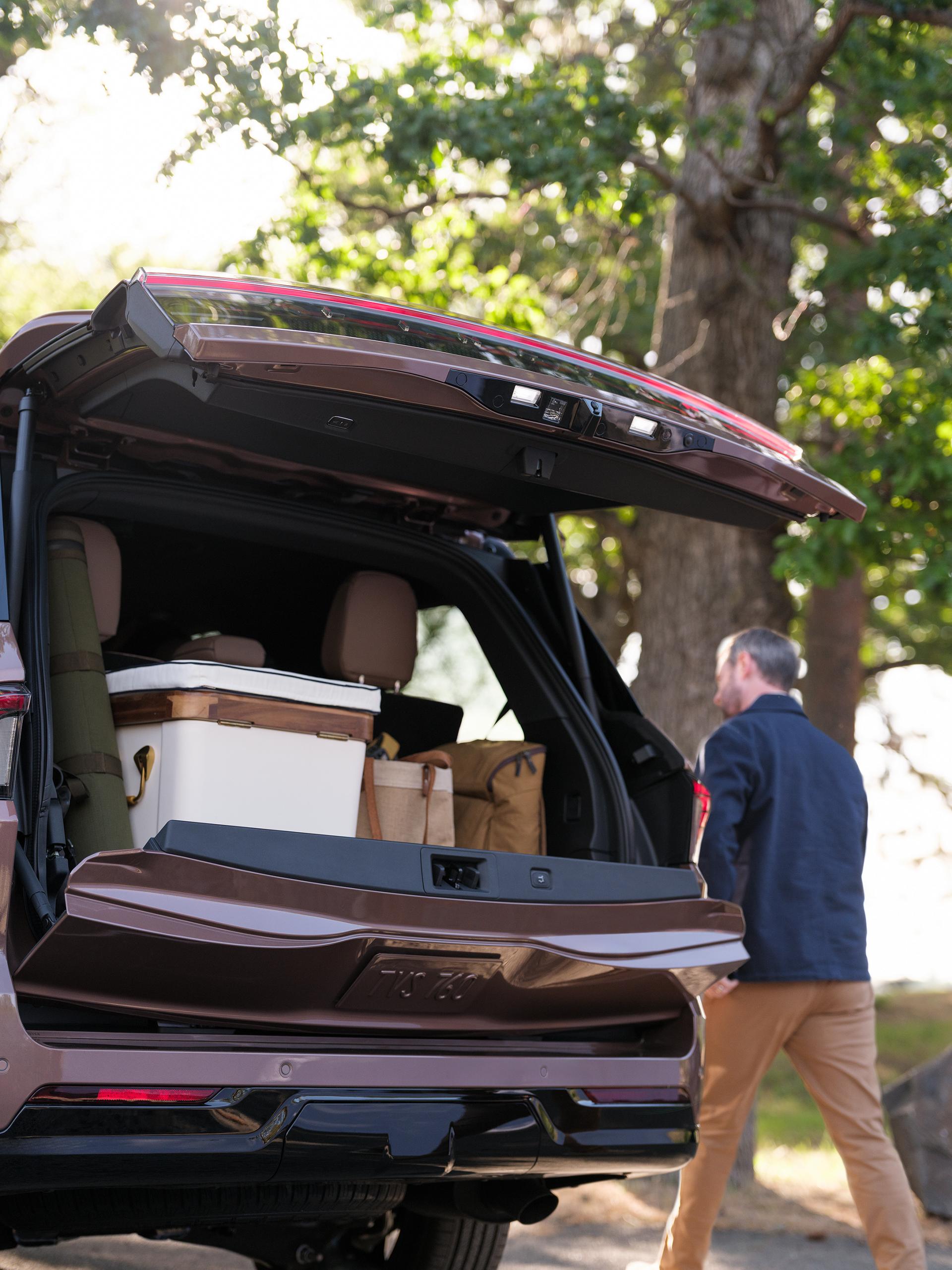 Un homme marche à côté d'un Lincoln Navigator 2026, dont on peut voir le hayon