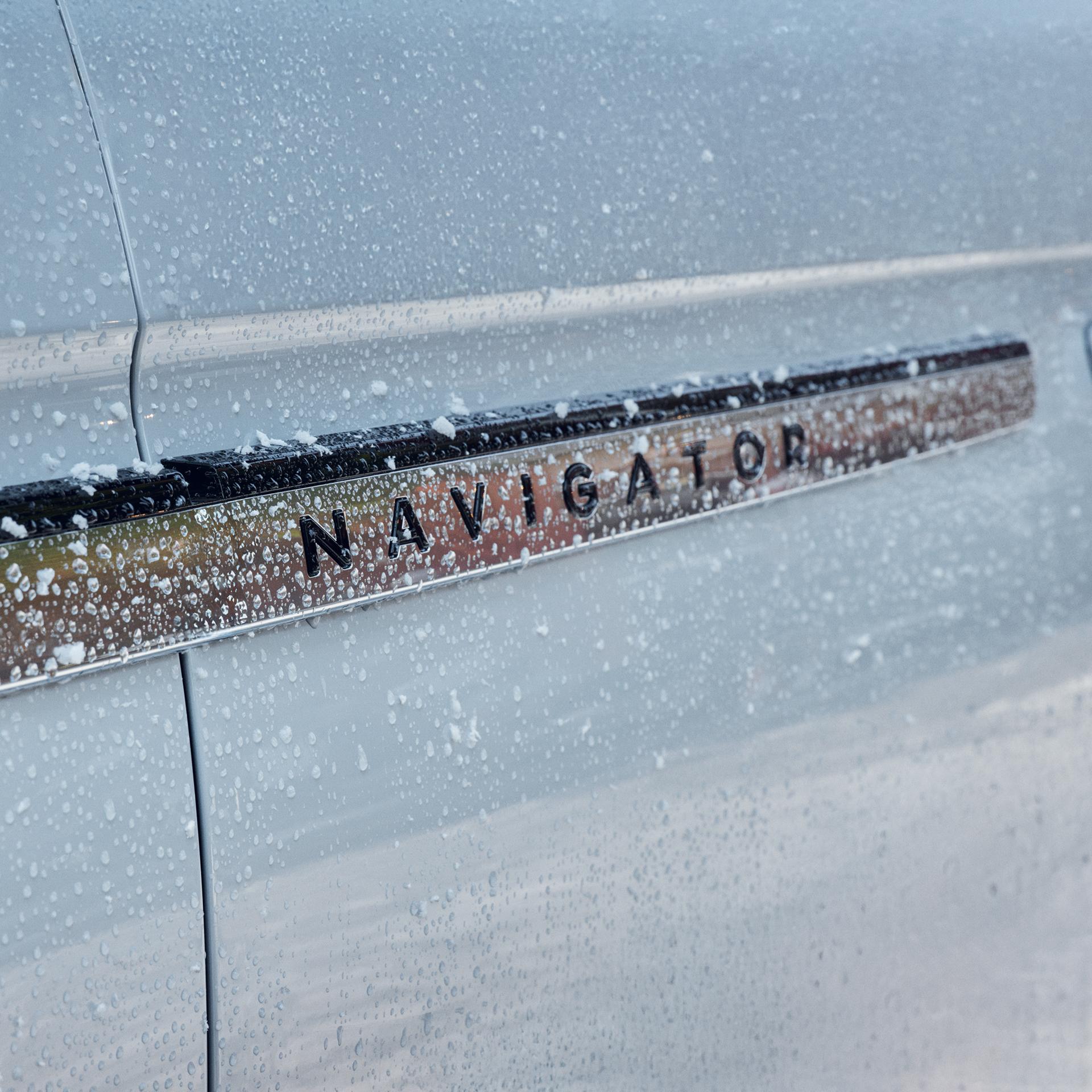 L’insigne Navigator sur la portière du conducteur d’un VUS Lincoln Navigator® 2027