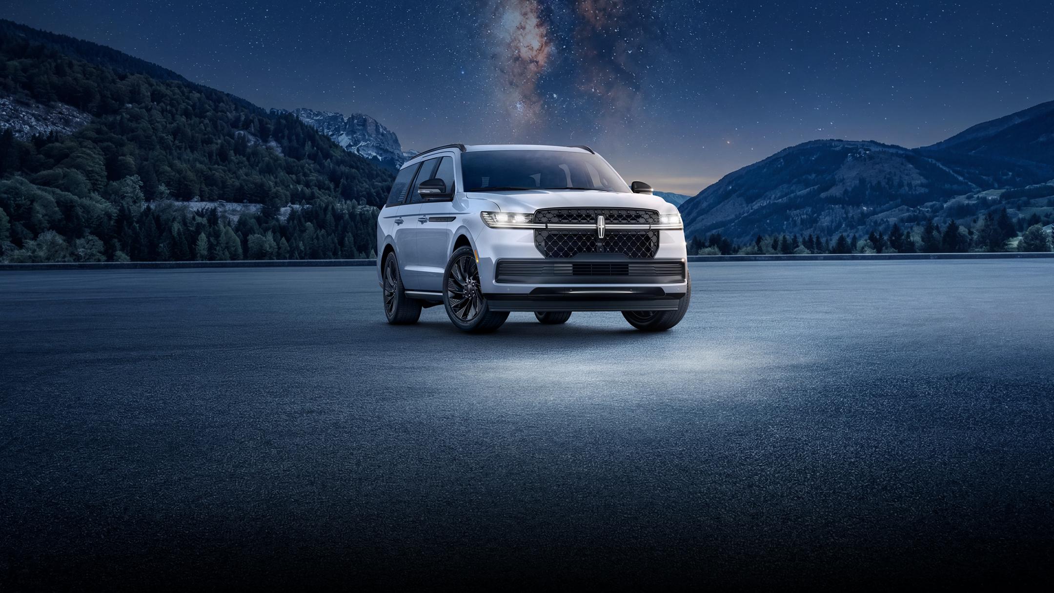 VUS de luxe Lincoln Navigator 2026 sous un ciel étoilé.