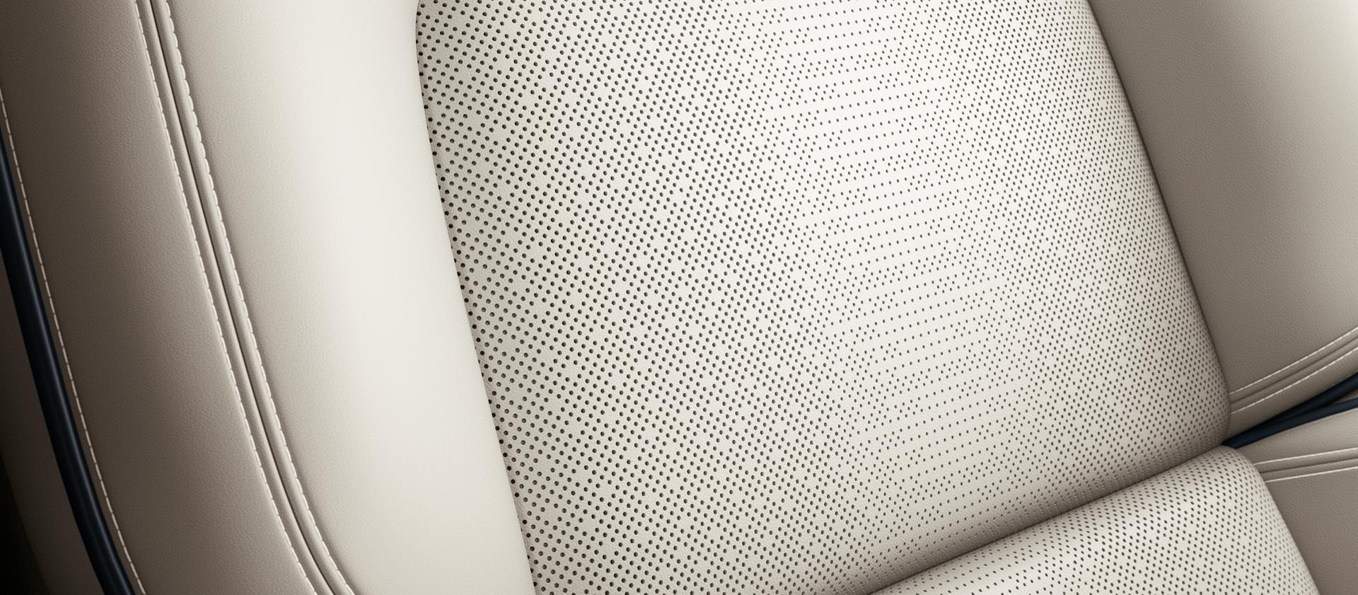 Gros plan sur le motif de perforation des sièges du thème Moonbeam