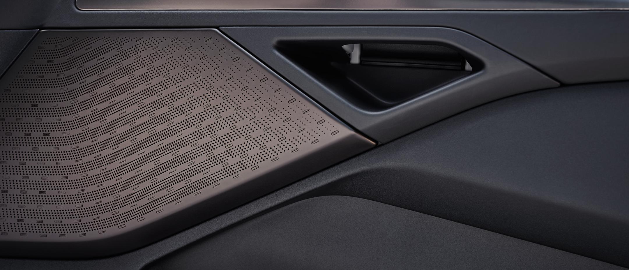 Grille de haut-parleur du système audio Revel Ultima 3D à l’intérieur du véhicule.