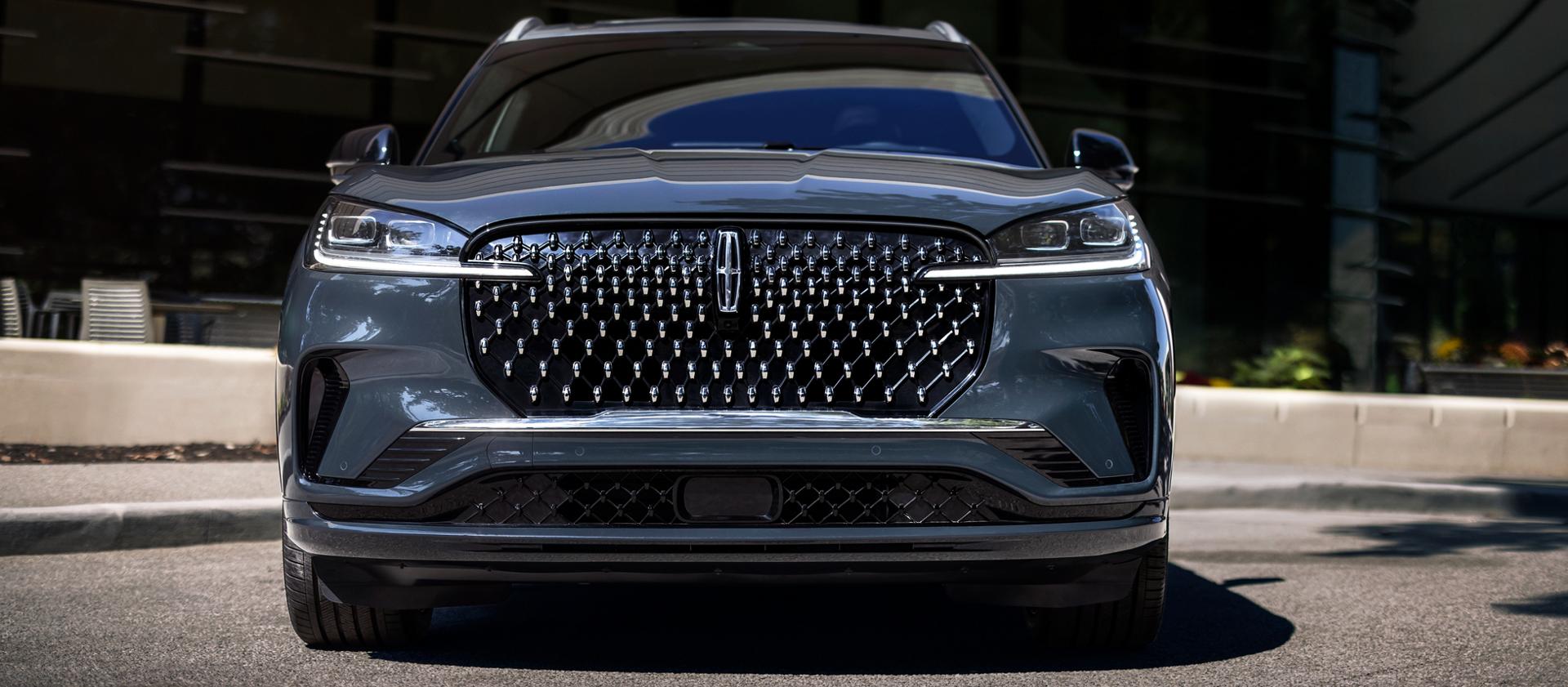 La calandre audacieuse d’un Lincoln Aviator® Black Label® 2027