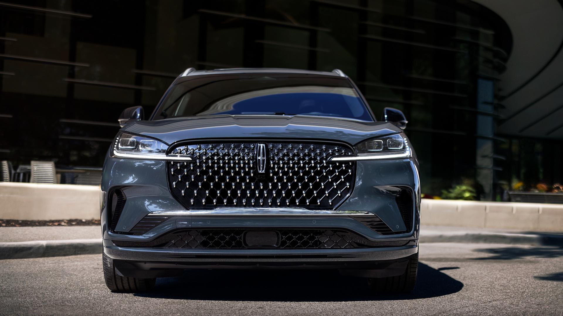 La calandre d’un Lincoln Aviator® 2027 avec ornements chromés