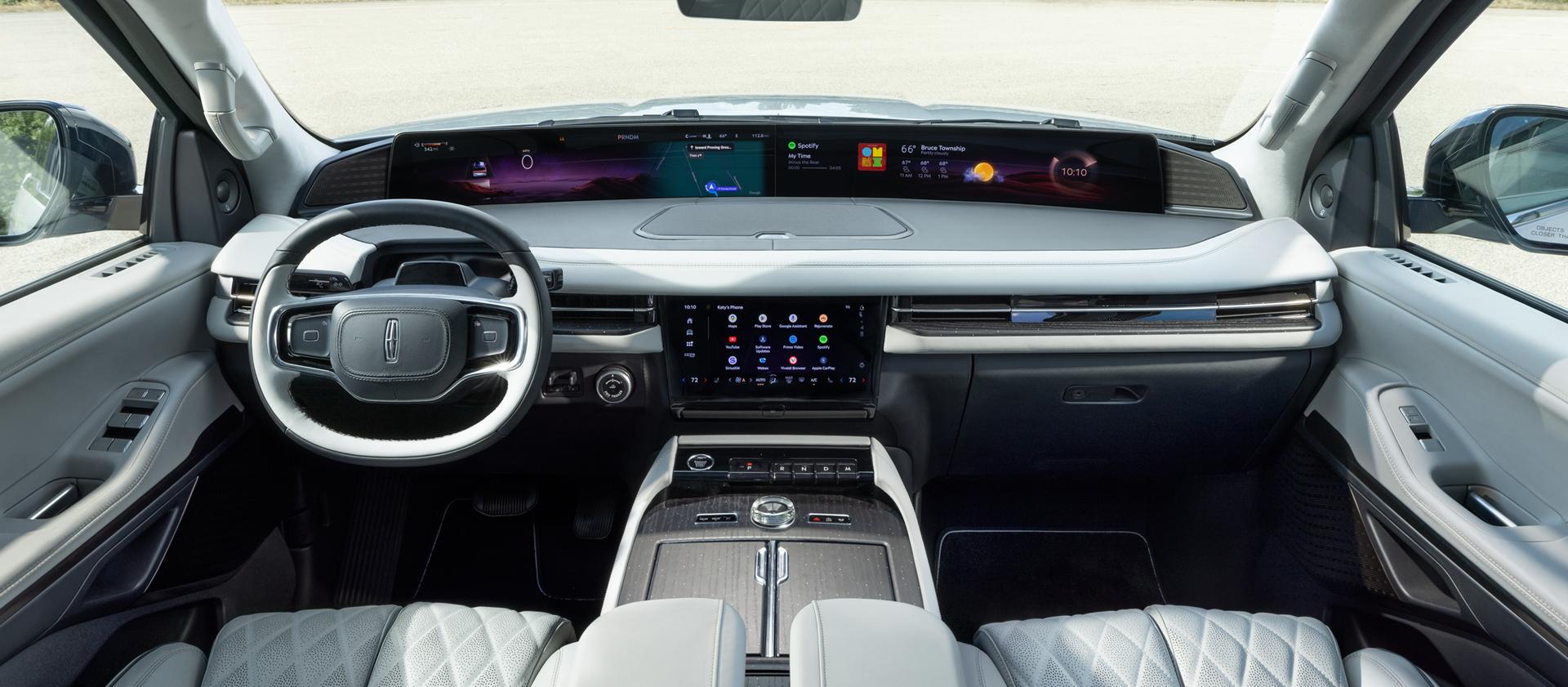 L’affichage panoramique s’étend sur la largeur d’un modèle Lincoln Navigator® Black Label™ 2027 avec la thématique intérieure Atmospheric