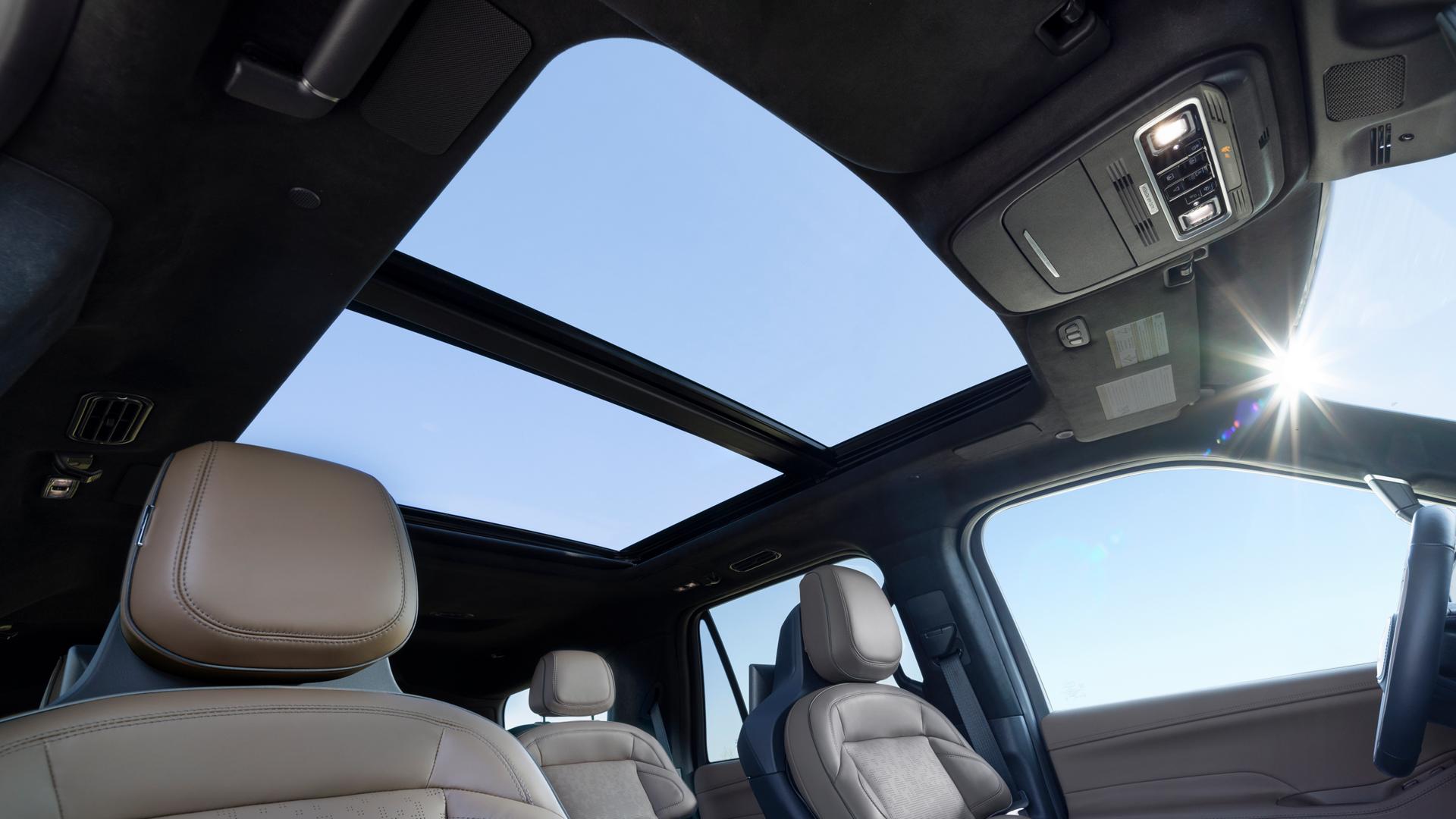 Le toit panoramique Vista® illustré de l’intérieur d’un VUS Lincoln Navigator® 2027