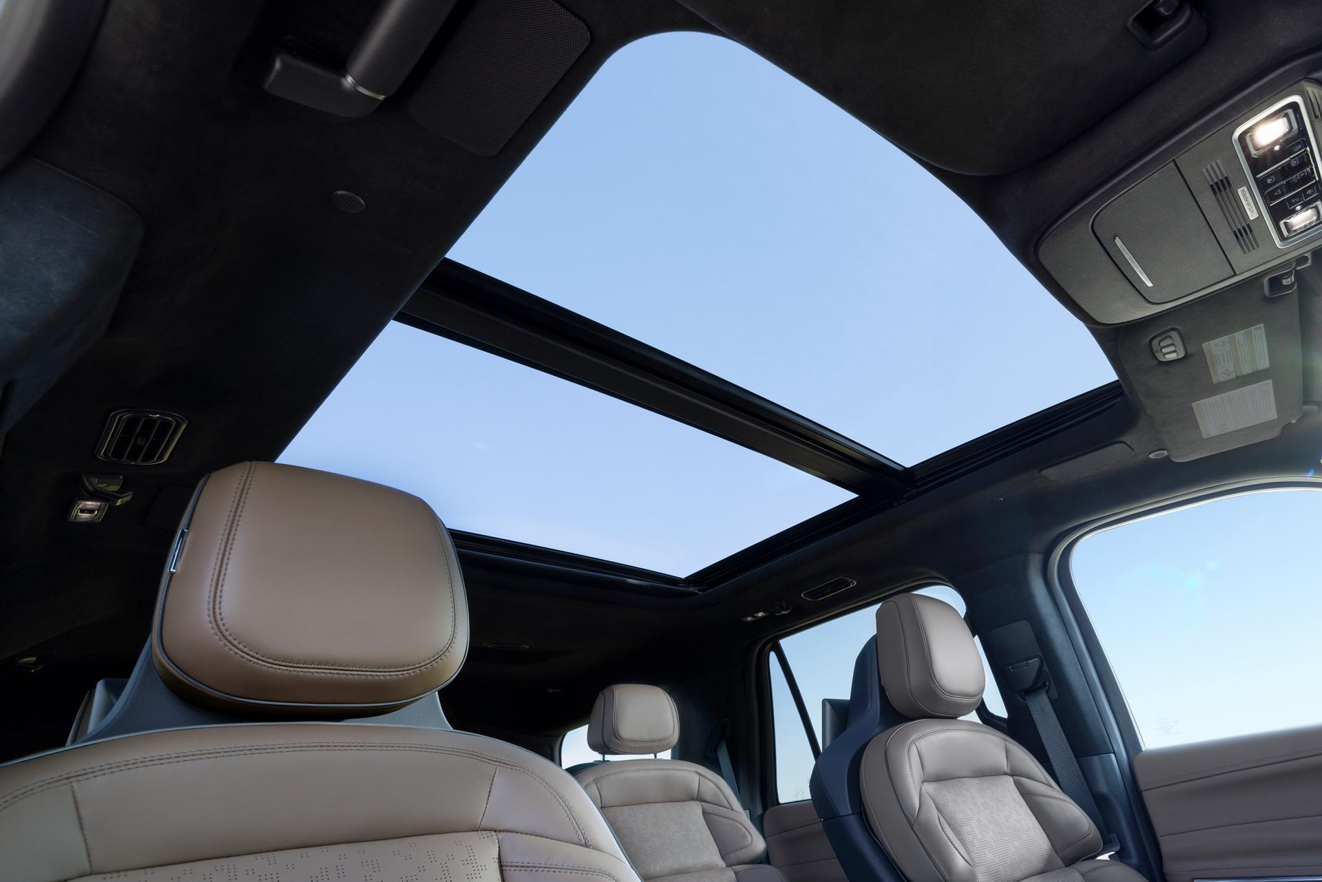 Une prise de vue intérieure en contre-plongée du VUS Lincoln Navigator® 2027 montre le grand toit panoramique Vista™