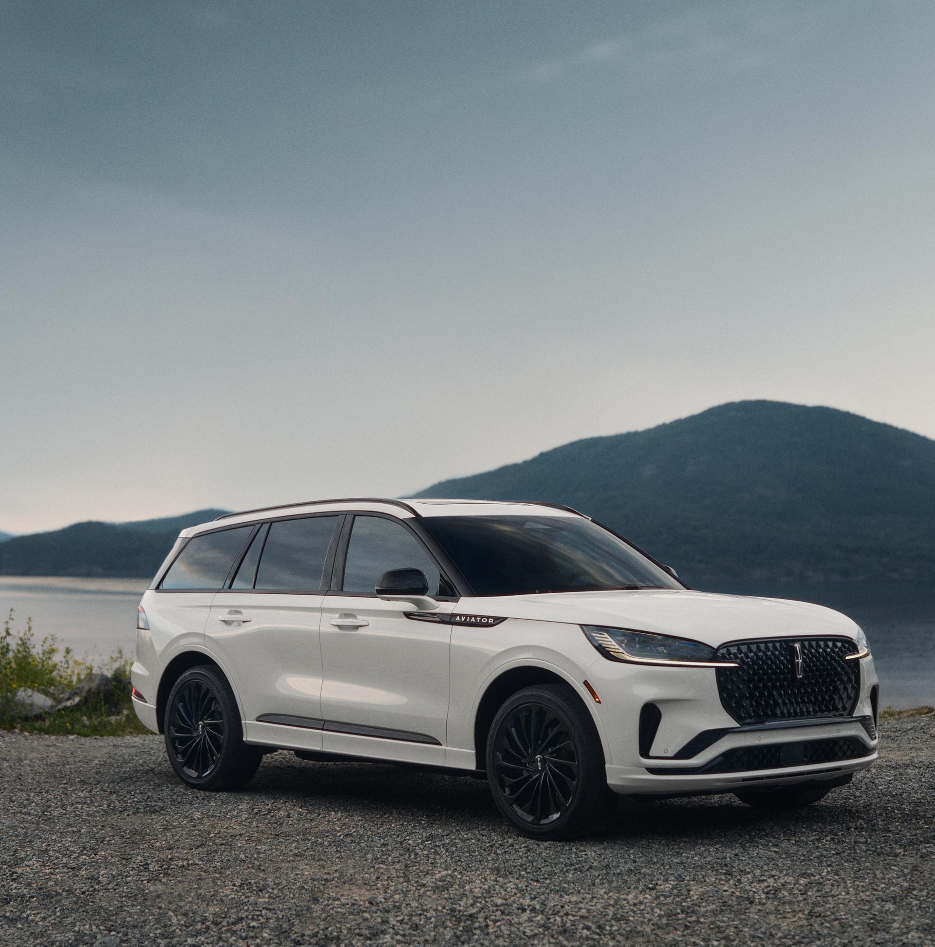 Un Lincoln Aviator® 2027 stationné près d’un lac