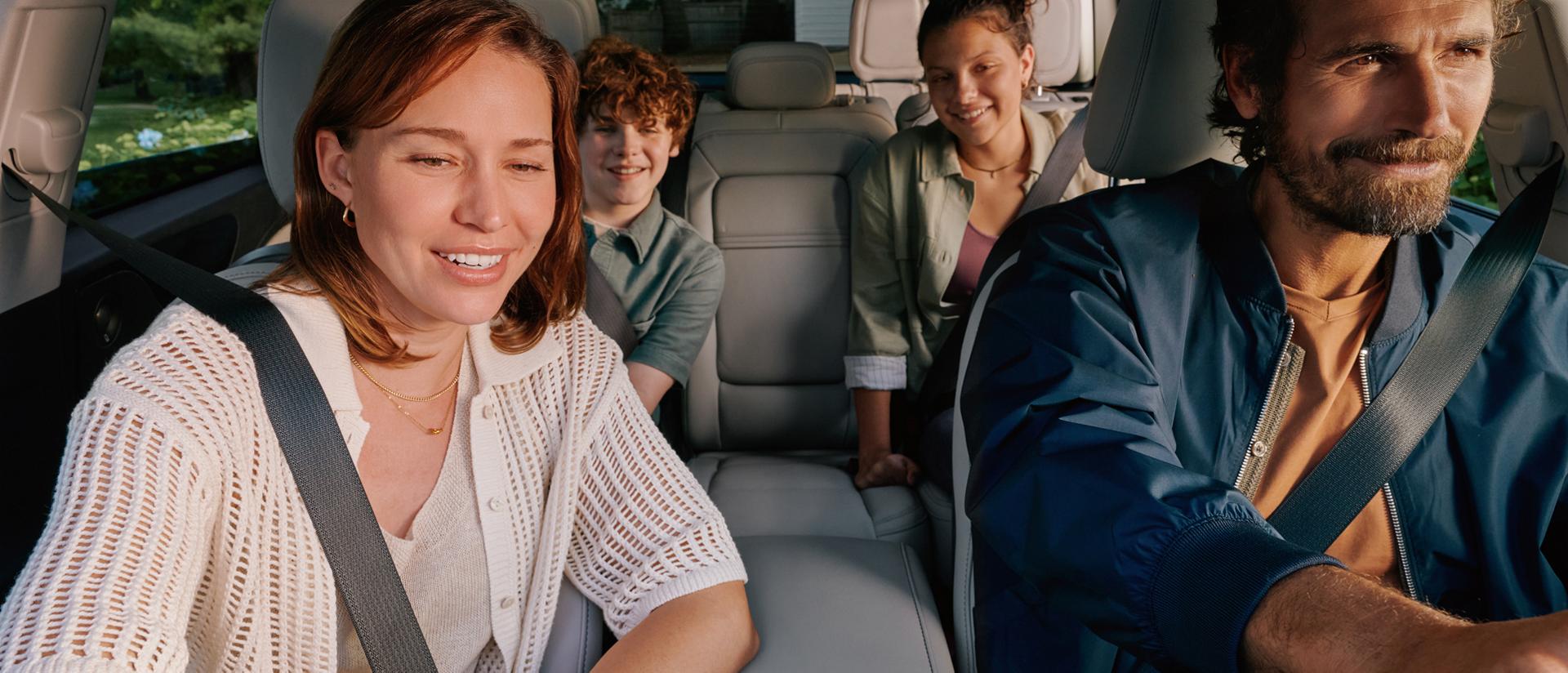 Une famille profitant de l’espace à l’intérieur d’un Lincoln Aviator® 2027