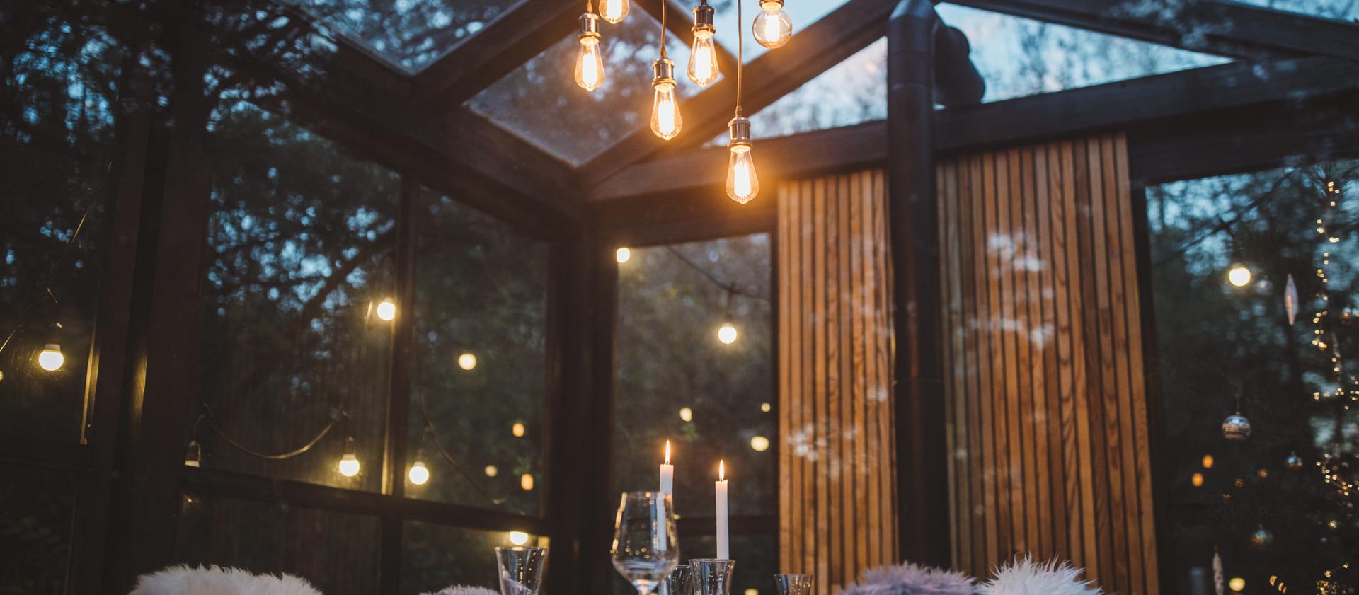 Une salle à manger haut de gamme suggère le caractère accueillant du thème Lincoln Black Label Invitation