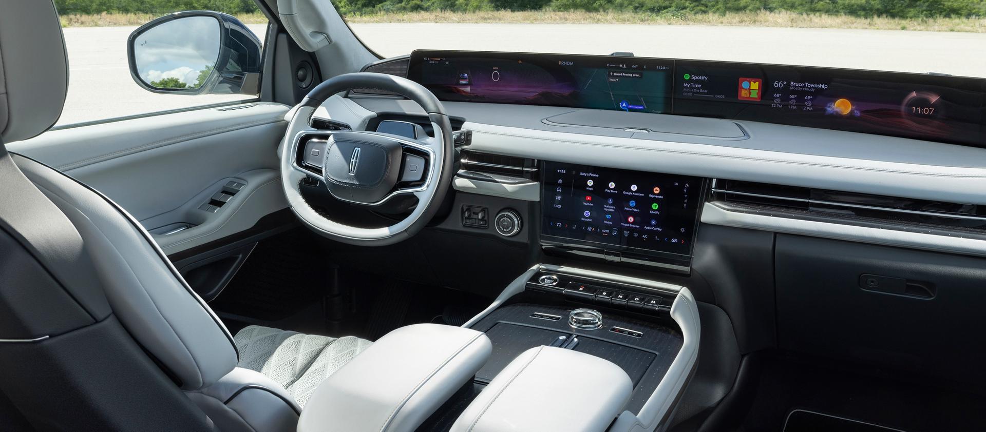 L’affichage panoramique d’un Lincoln Navigator montré avec une variété d’applications affichées sur l’écran de la console centrale