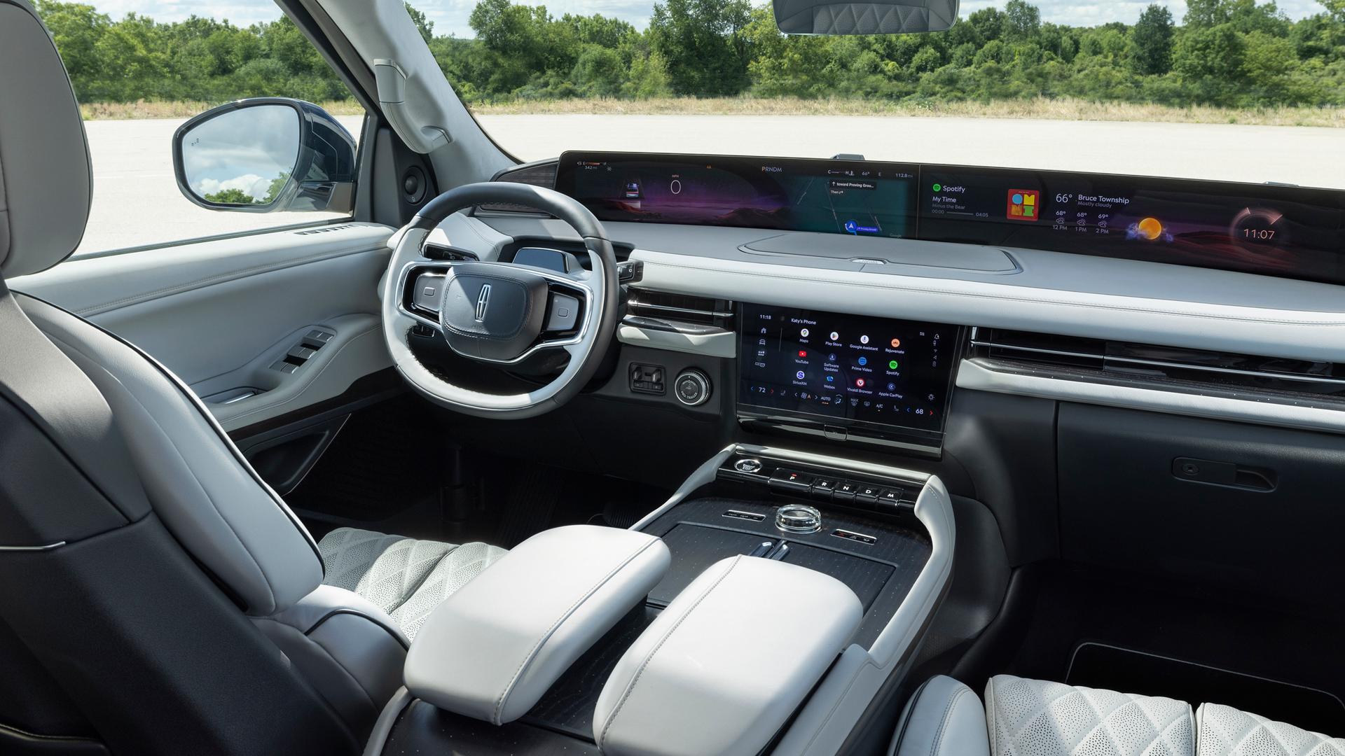 Prise de vue inclinée de l’intérieur d’un Lincoln Black Label 2026 avec le thème intérieur atmosphérique