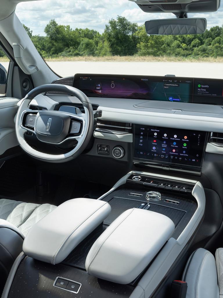 L’affichage panoramique d’un Lincoln Navigator montré avec une variété d’applications affichées sur l’écran de la console centrale