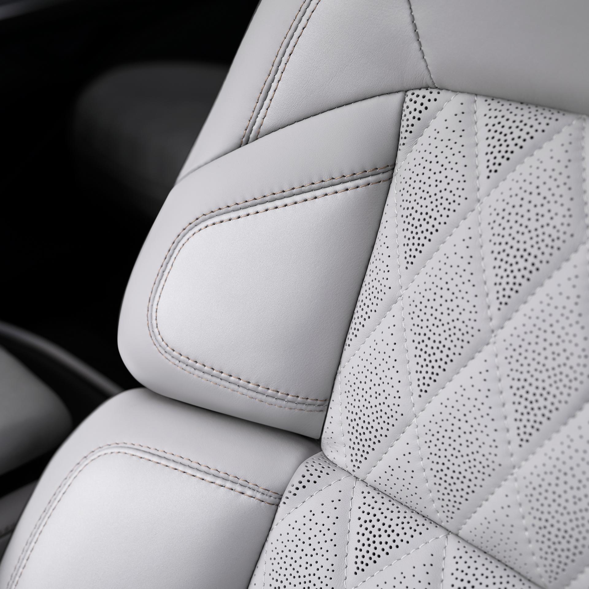 Une photo détaillée du motif de perforation d’un siège avant d’un VUS Lincoln Navigator® 2027