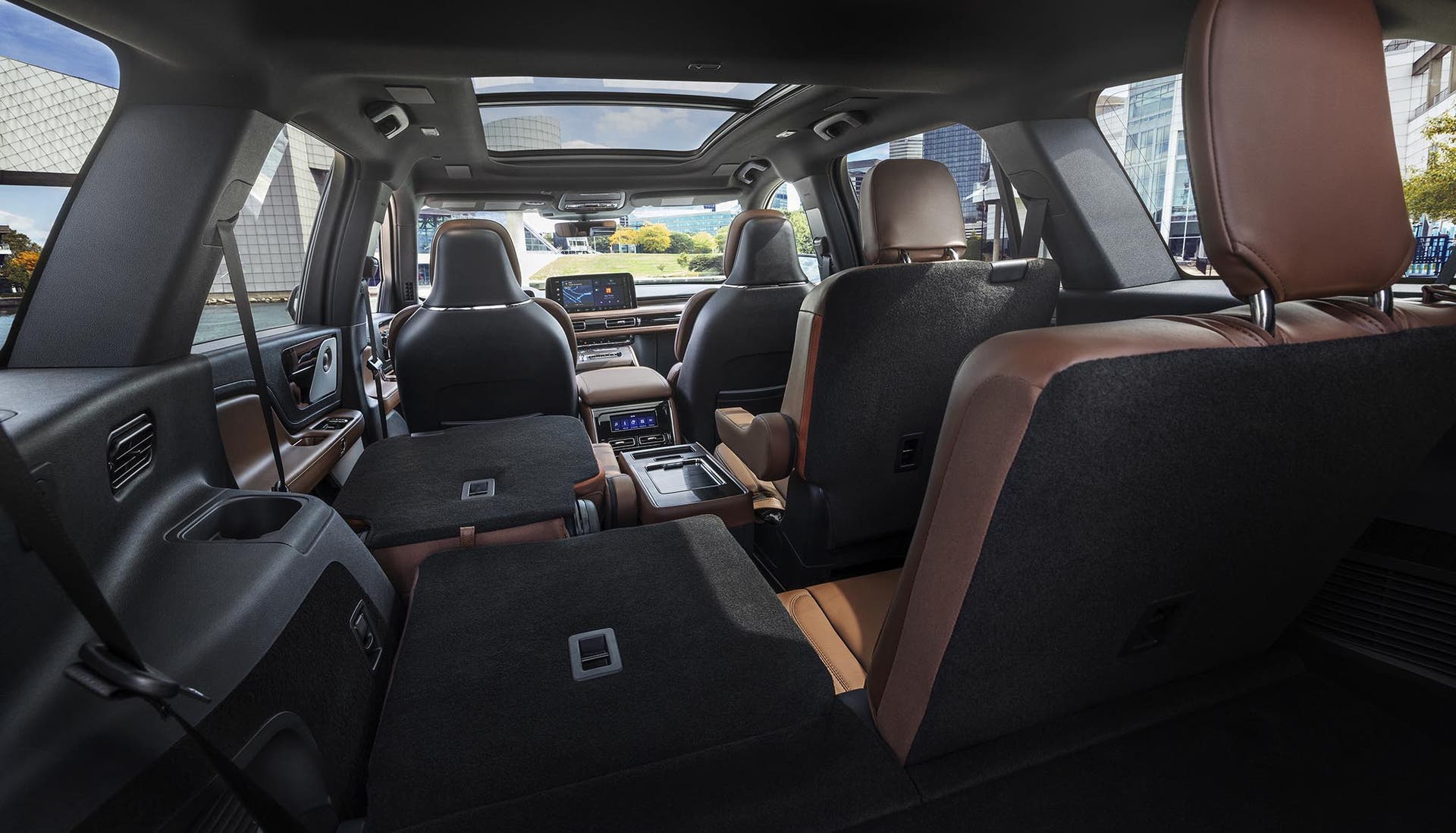 Un siège de troisième et deuxième rangée d’un Lincoln Aviator® 2027 est replié à plat