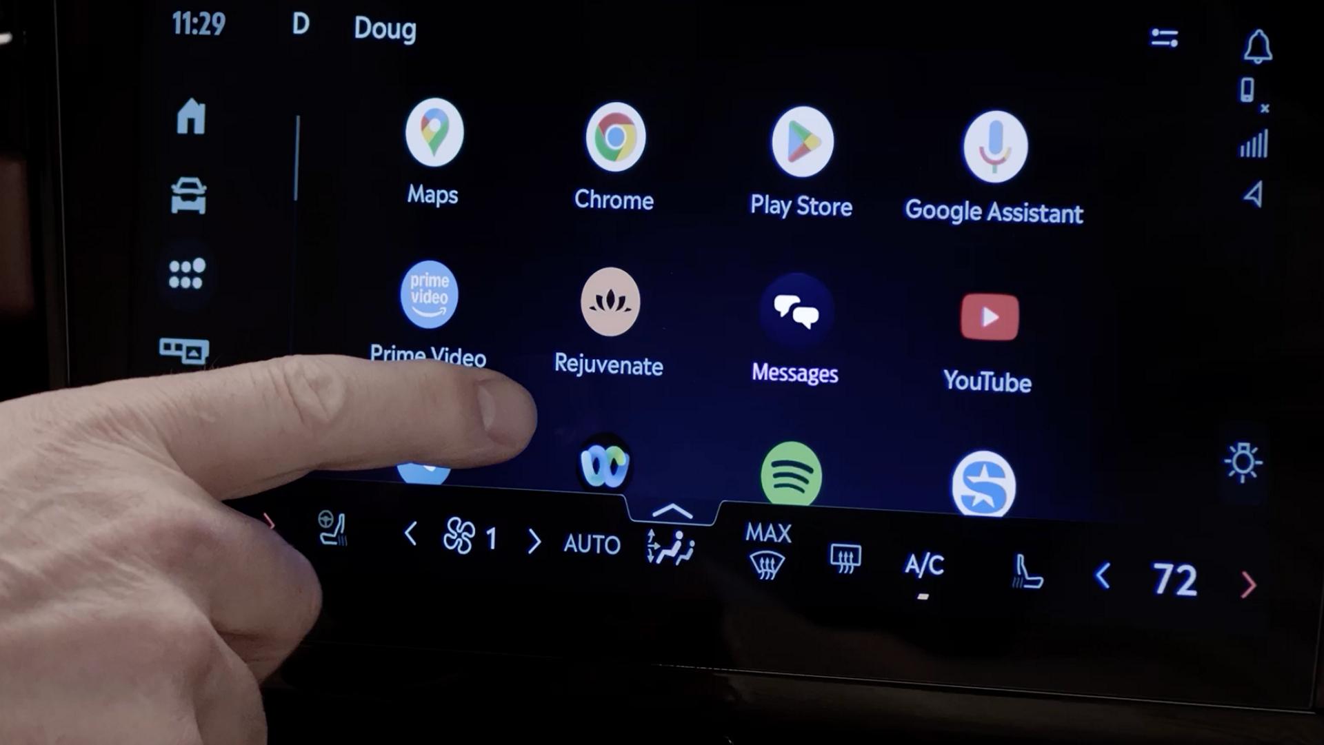 Une personne interagit avec l'écran tactile central d'un VUS Lincoln Navigator® 2027