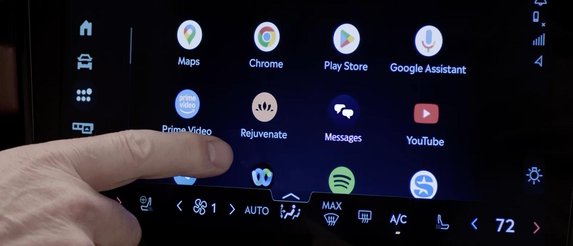 Un doigt touche l’écran tactile central d’un VUS Lincoln Navigator® 2027
