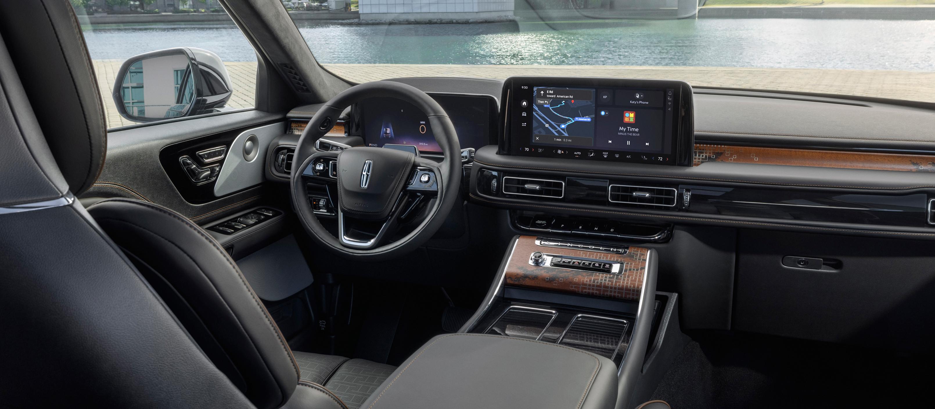 L’habitacle avant d’un VUS Lincoln Black Label Nautilus® 2025 est présenté avec le thème intérieur Invitation.