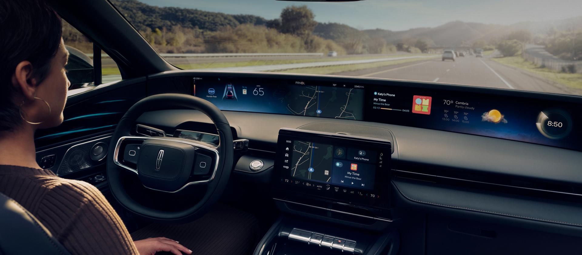 Une femme est représentée conduisant le VUS Lincoln Nautilus mains libres sur l’autoroute grâce à Lincoln BlueCruise.