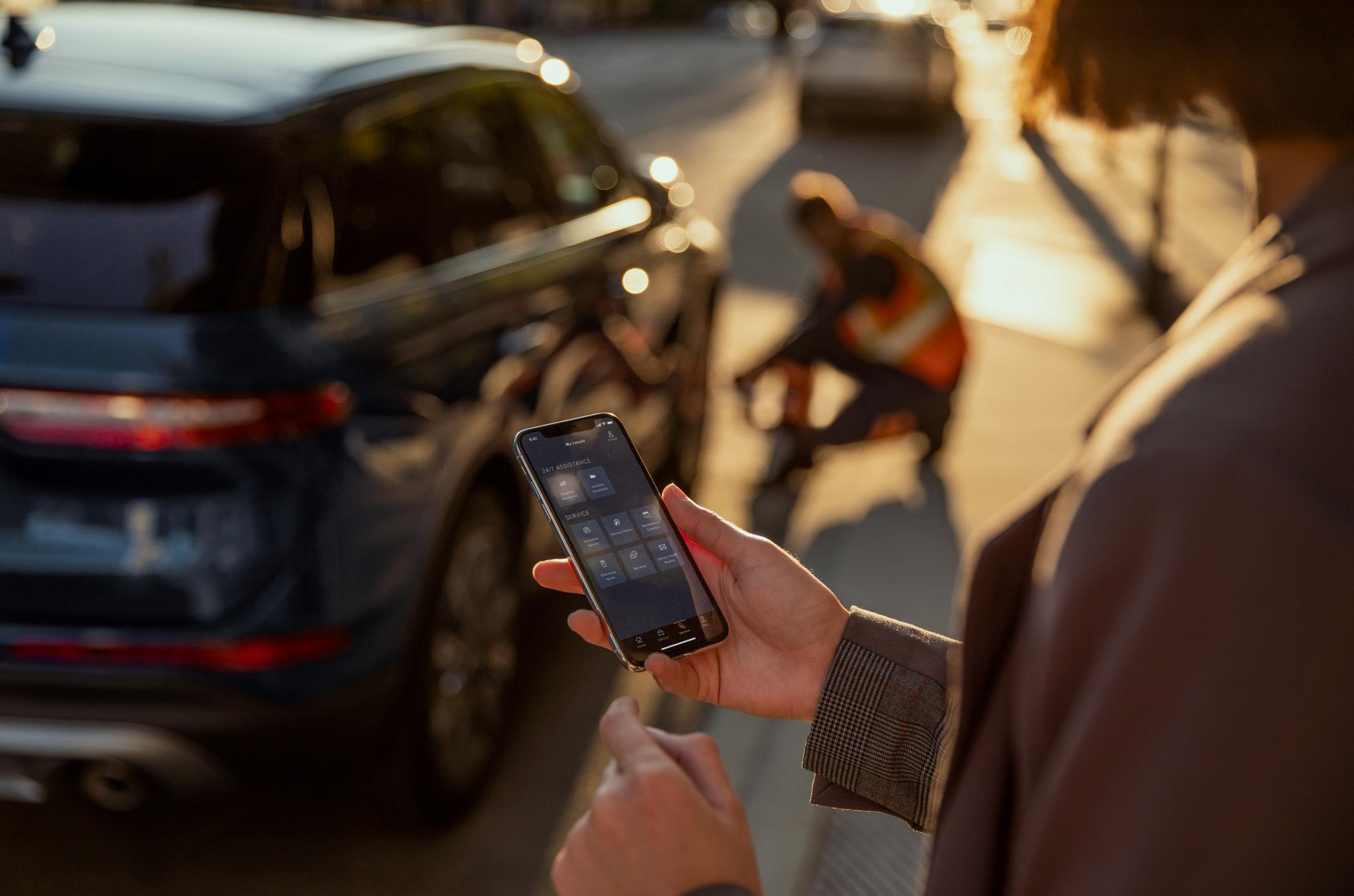 Une personne utilisant un téléphone intelligent dans la rue.