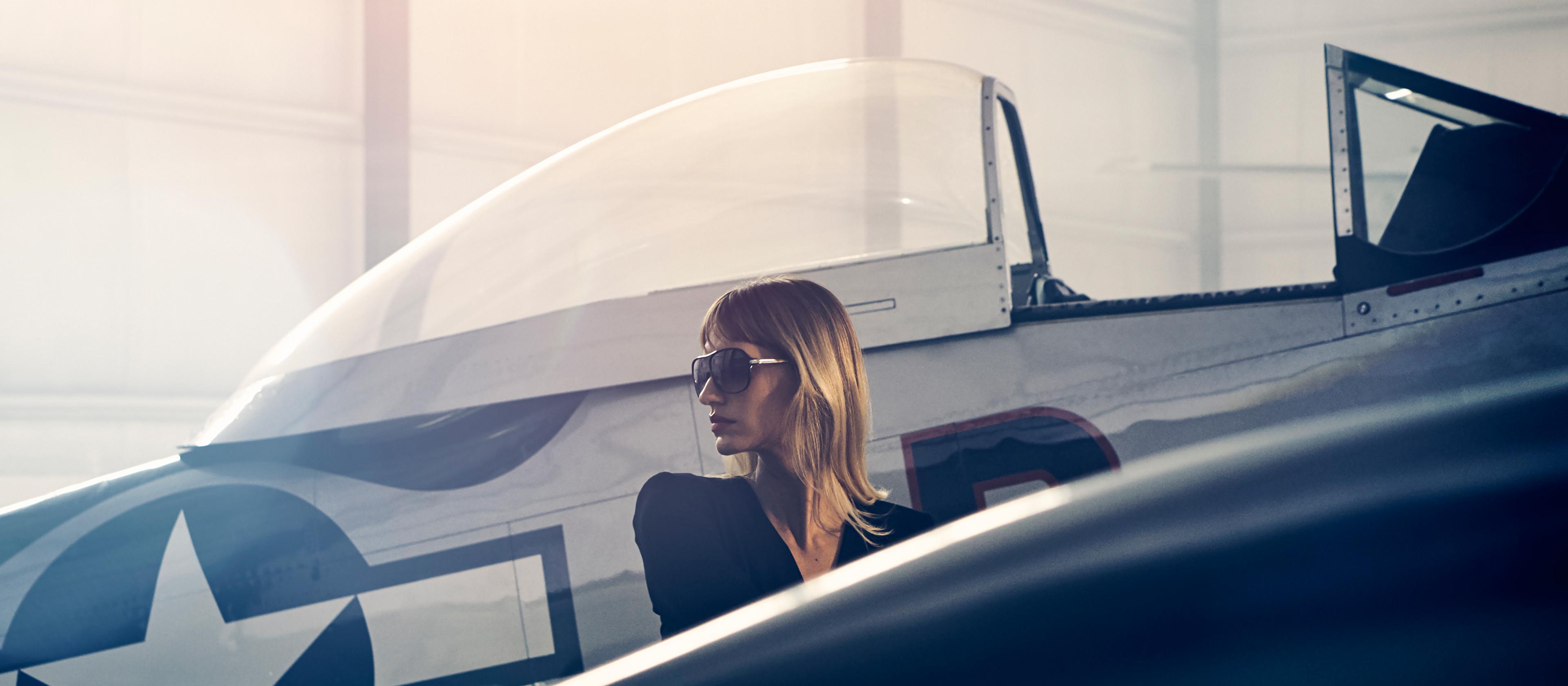 Une femme est présentée à côté d’un avion d’époque afin d’évoquer l’inspiration du thème Flight de Lincoln Black Label.