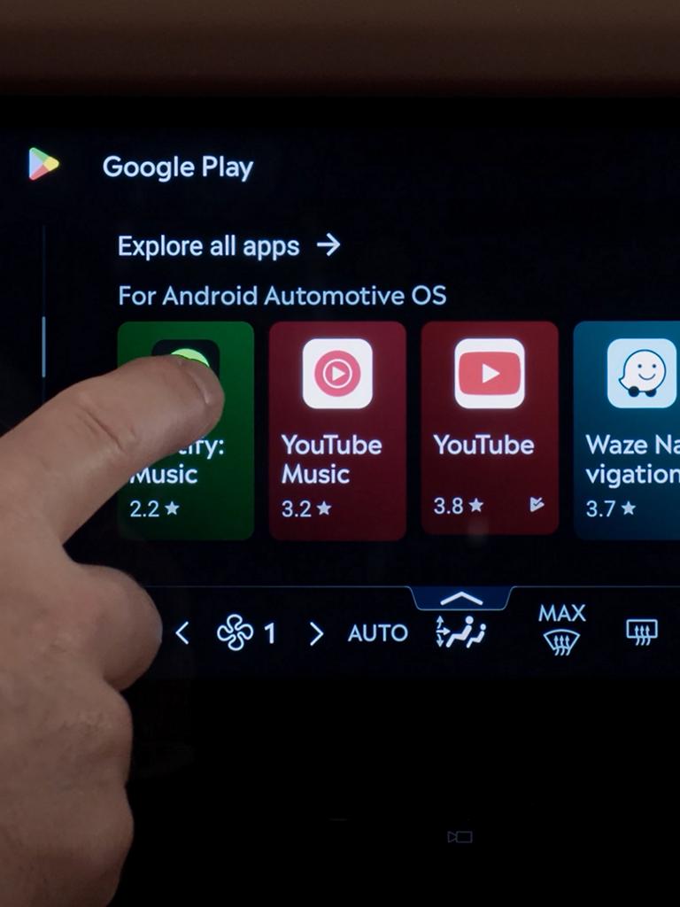 L’intérieur d’un Lincoln Black Label Navigator® 2026 avec une application de diffusion en continu affichée sur l’écran de la console centrale