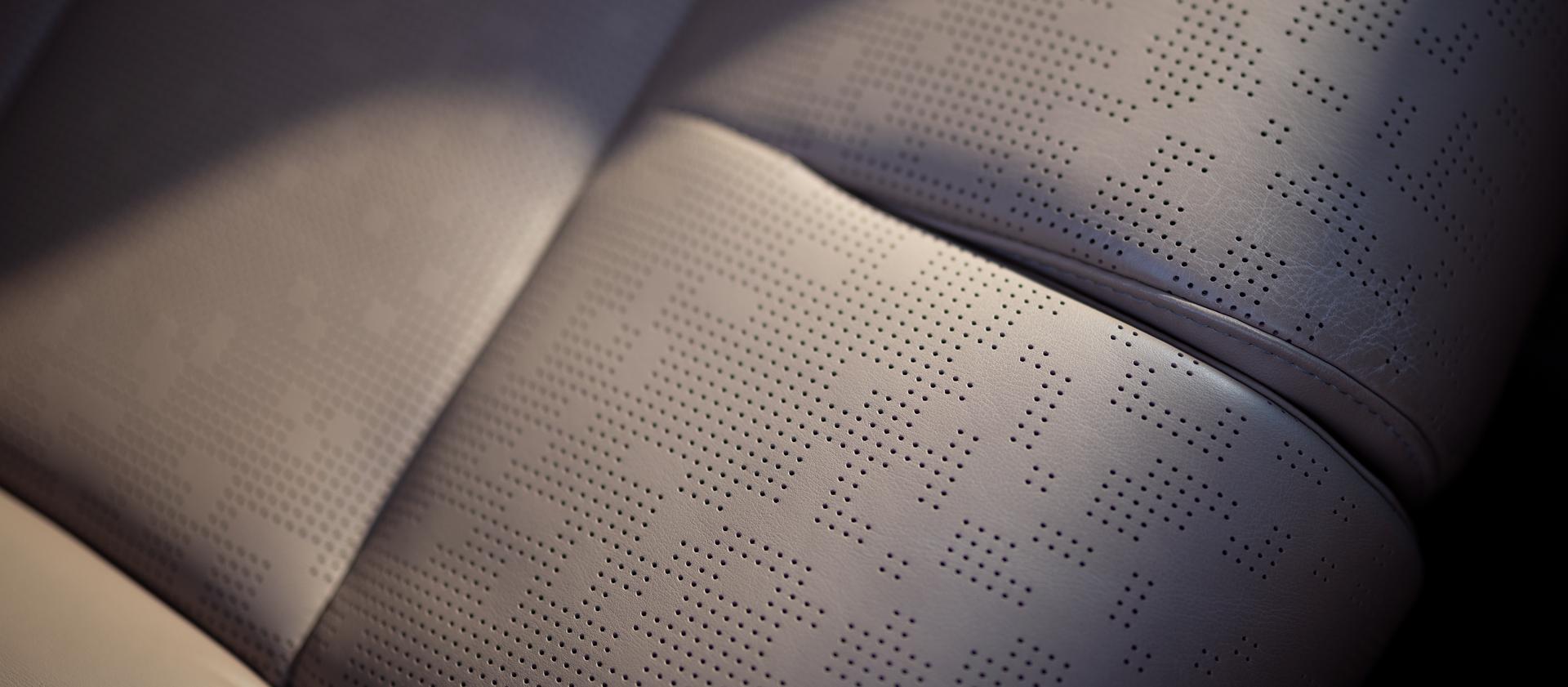 Gros plan sur les surfaces des sièges en cuir Opulence de la thématique Enlighten dans un modèle Lincoln Navigator® Black Label™ 2027