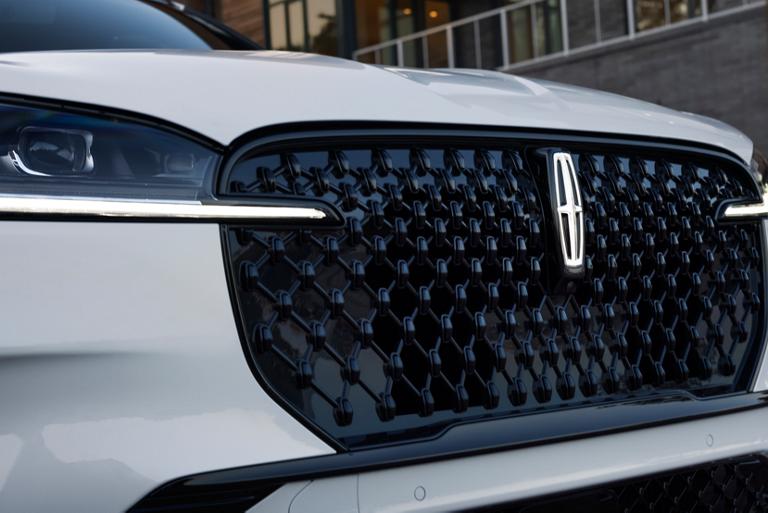 La calandre avant d’un VUS Lincoln Aviator® 2026 est illustrée
