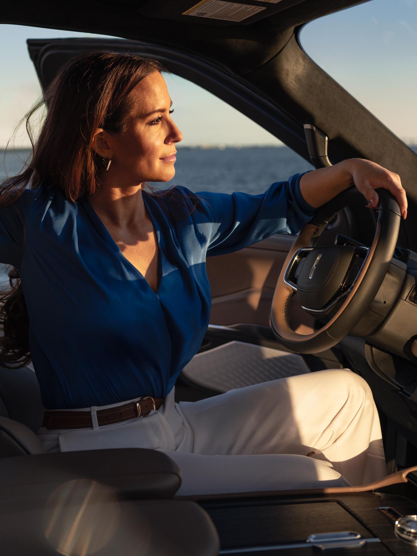 Une femme assise dans un véhicule Lincoln
