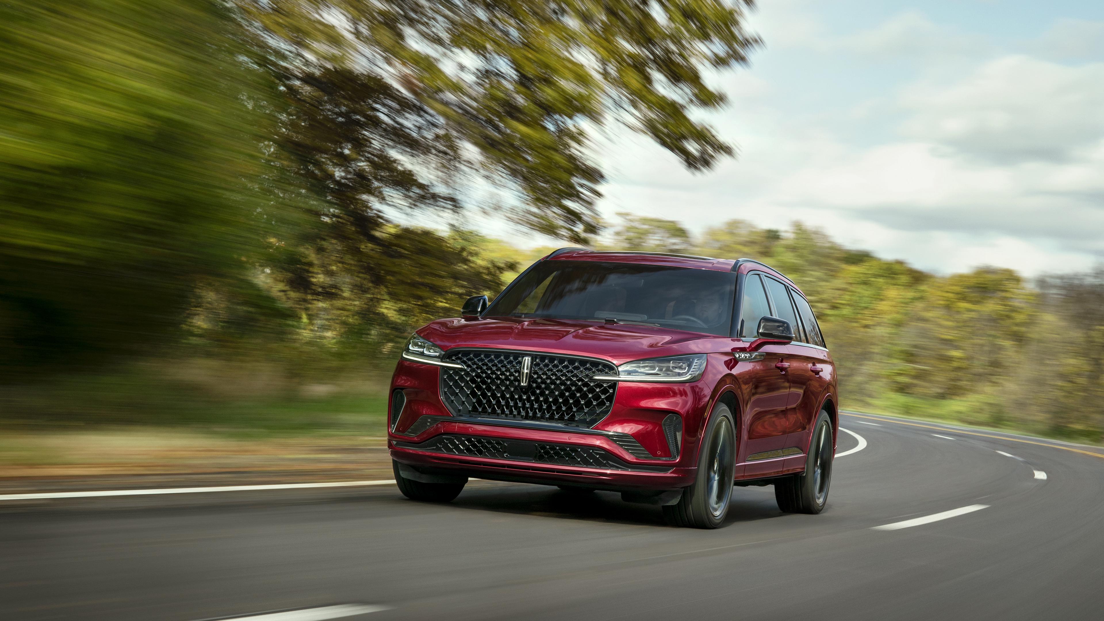 Un VUS Lincoln Aviator® 2027 circulant sur une route de campagne
