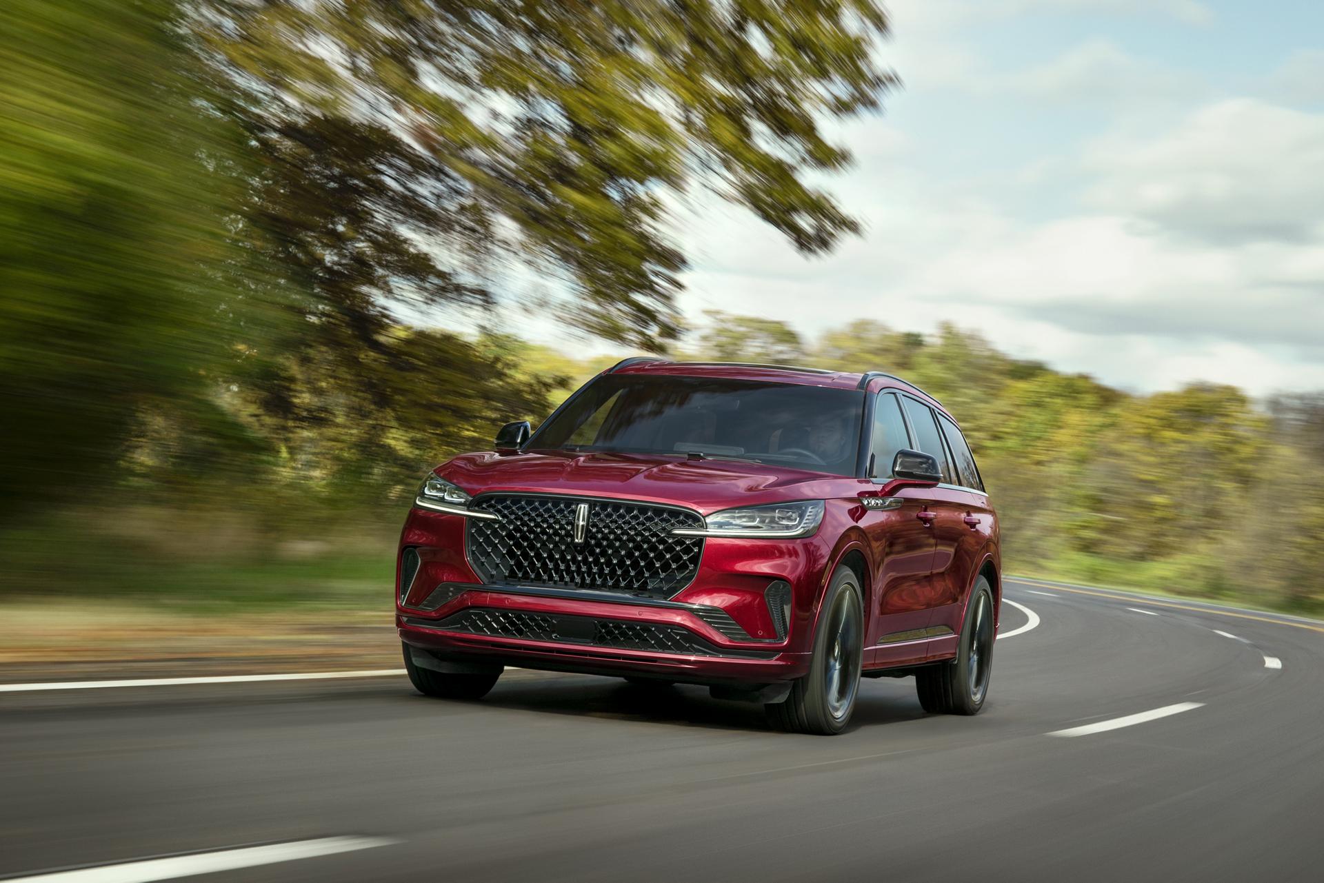 Un Lincoln Aviator® 2027 est présenté avec l’ensemble décor Jet en option