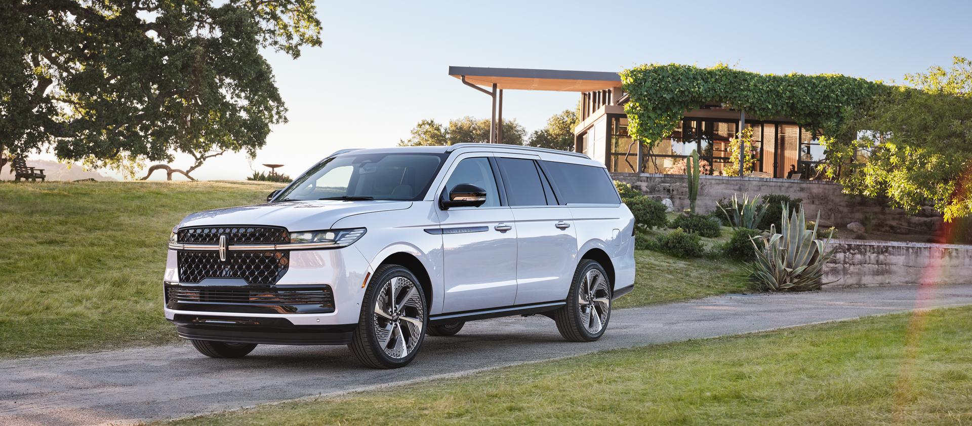 Le VUS Lincoln Navigator® Black Label™ 2027 avec la thématique Atmospheric présente des détails extérieurs couleur cuivre