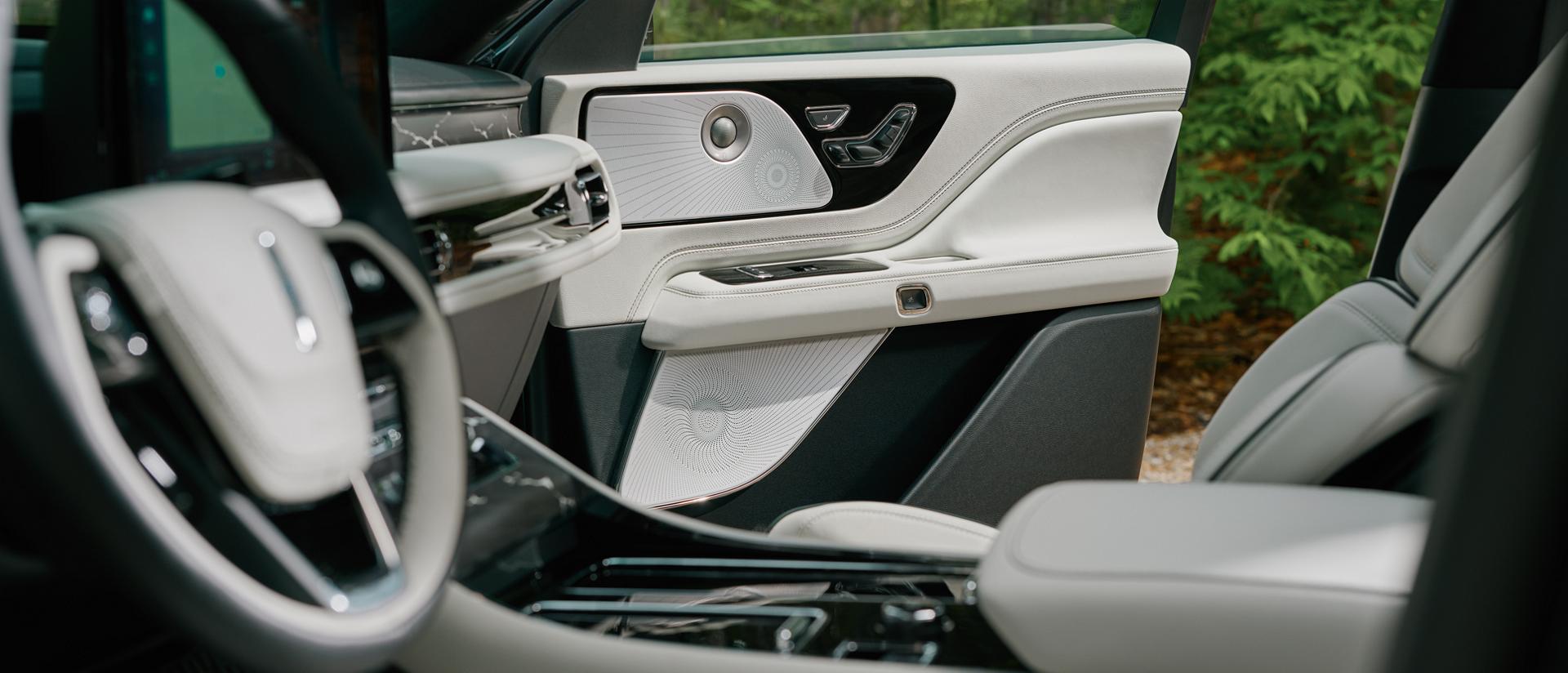 Un ensemble de haut-parleurs du système audio dans la portière avant du passager d’un Lincoln Aviator® 2027