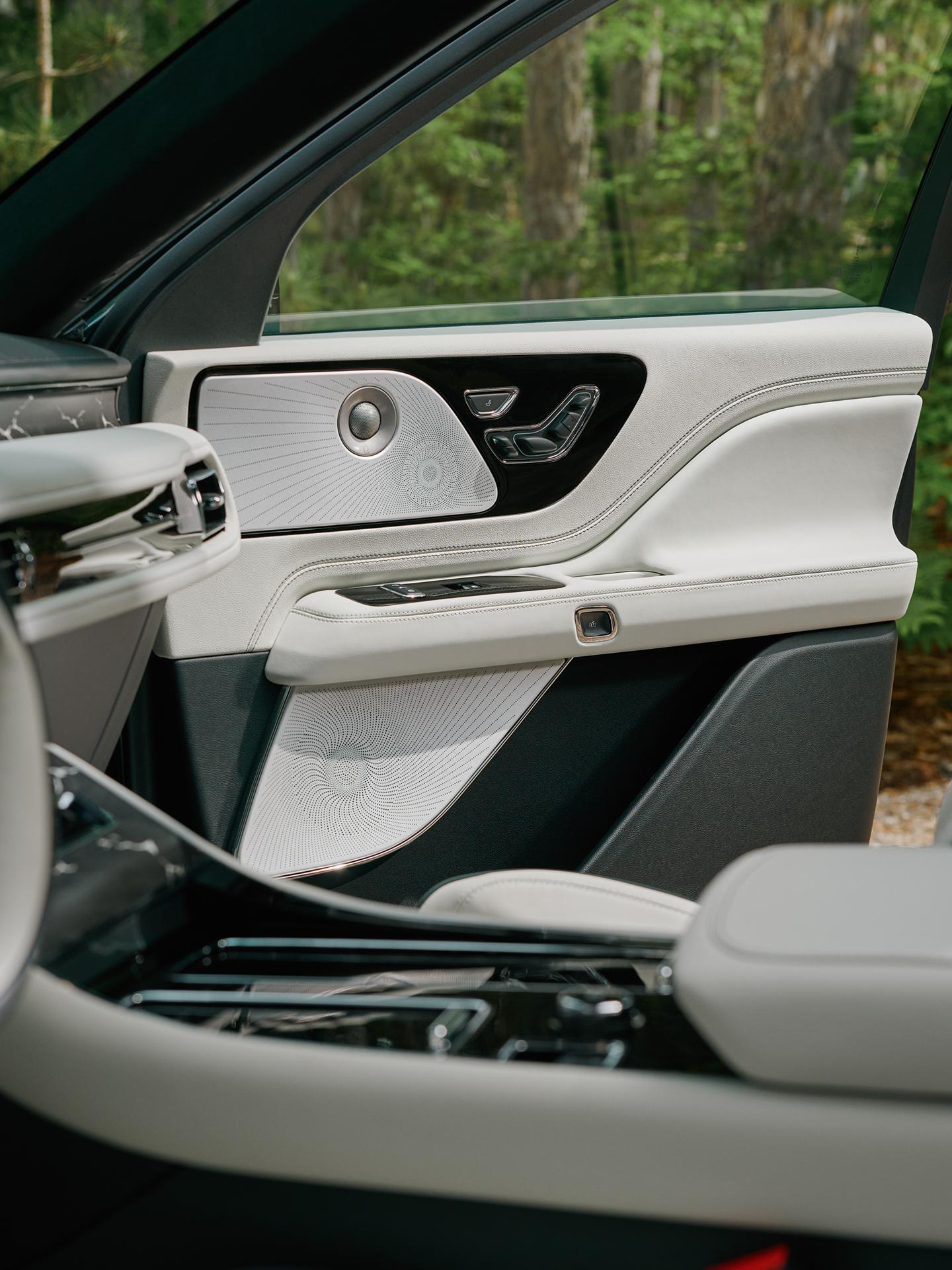 Un ensemble de haut-parleurs du système audio dans la portière avant du passager d’un Lincoln Aviator® 2027