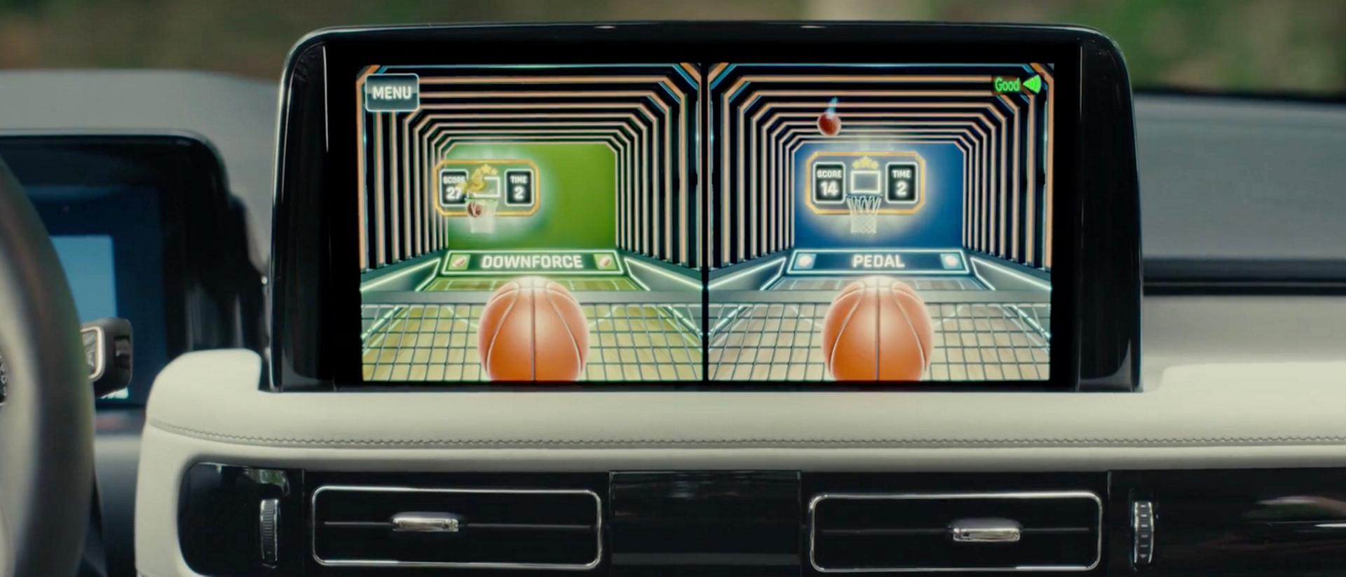 Des enfants s’amusant avec des jeux vidéo à bord d’un Lincoln Aviator® 2027 stationné, depuis la deuxième rangée