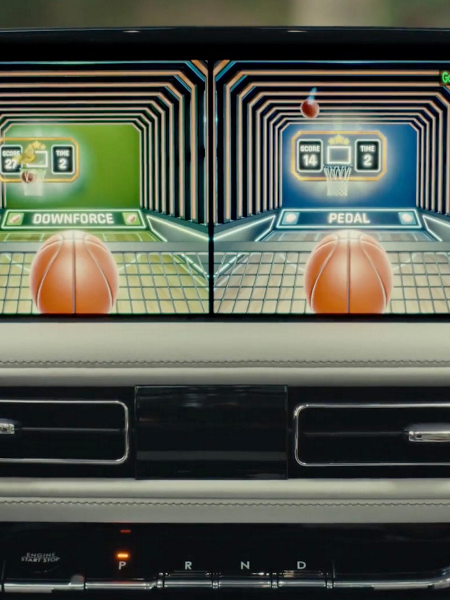 Des enfants s’amusant avec des jeux vidéo à bord d’un Lincoln Aviator® 2027 stationné, depuis la deuxième rangée
